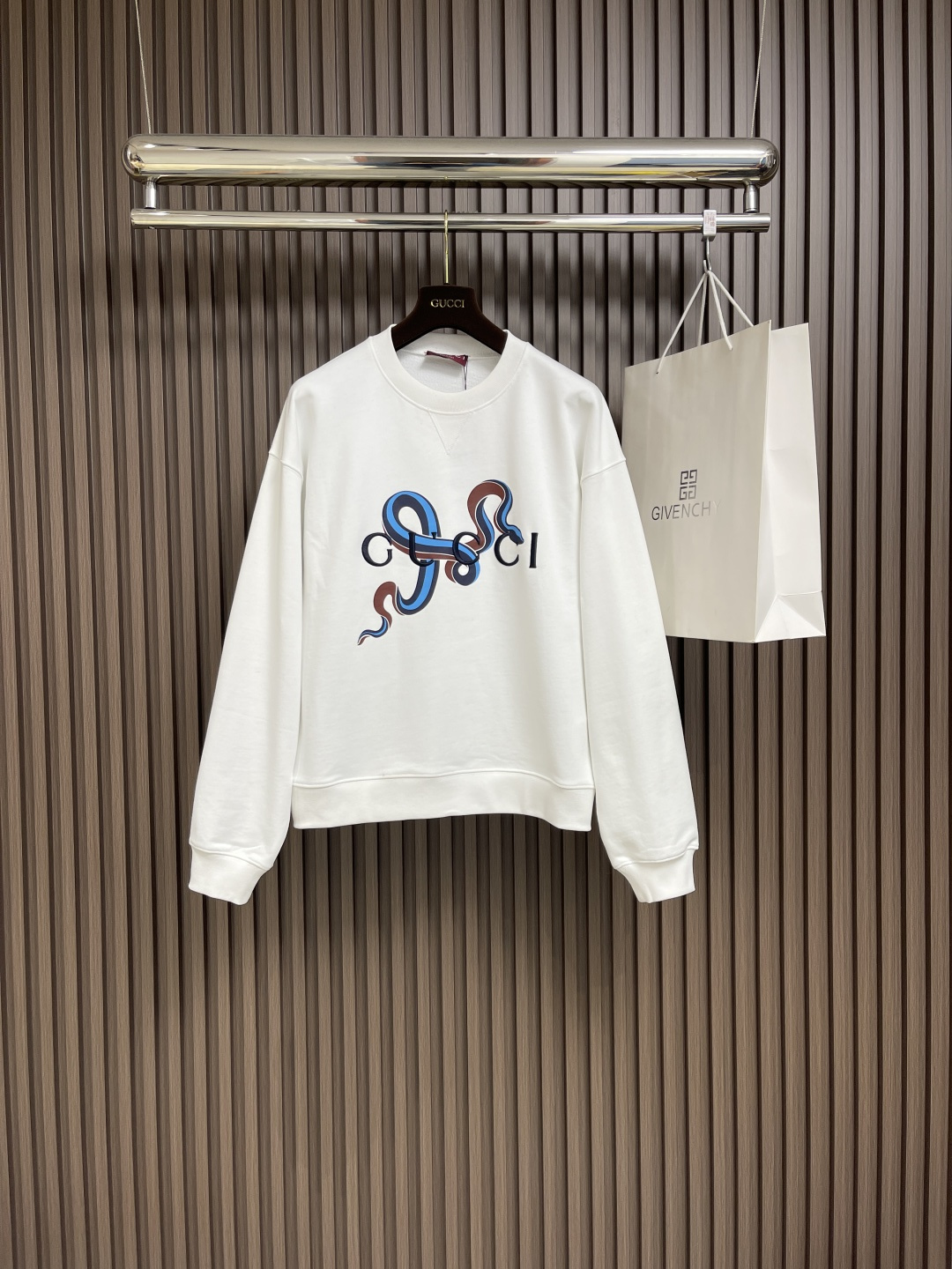 NO:117000,Support after-sales after-sales gucci Snake Year limited printed round neck sweatshirt, the fabric is made of 26ss yarn felt fish scale bottom fabric, 380g. Silicone oil high-density elastic glue printing, is a special printing process. The embroidery body is needle-edited embroidery, also known as flat-pack needle, which is a commonly used embroidery needle method. The neckline adopts a structure feature formed by the rib weaving method of V-shaped arrangement, which has a unique visual sense of line and extension. The overall line is straight and delicate, the fabric is comfortable and soft, the color is consistent and there is no color difference. It can be matched with the same style to create a fashionable shape, control various occasions, customize auxiliary materials, complete three standards, the same style for men and women!  Size XS-L, gucci, hoodie, sweatshirts, alexander wang19860909支持年后售后 gucci 蛇年限定印花圆领卫衣,面料采用26ss纱毛毡鱼鳞底面料,380g.硅油高密度弹力胶浆印花,是一种特殊的印花工艺,绣花主体采用挨针刺绣又称平包针,是一种常用的刺绣针法.领口采用v形排列的罗纹编织方式所形成的一种结构特点,在视觉上具有独特的线条感和延伸性.整体走线平直细腻 面料舒适柔软 颜色一致无色差 能与同款搭配营造时尚造型,驾驭各种场合,定制辅料,三标齐全,男女同款！尺码XS-L,,gucci,hoodie,sweatshirts,alexander wang,Men's clothing