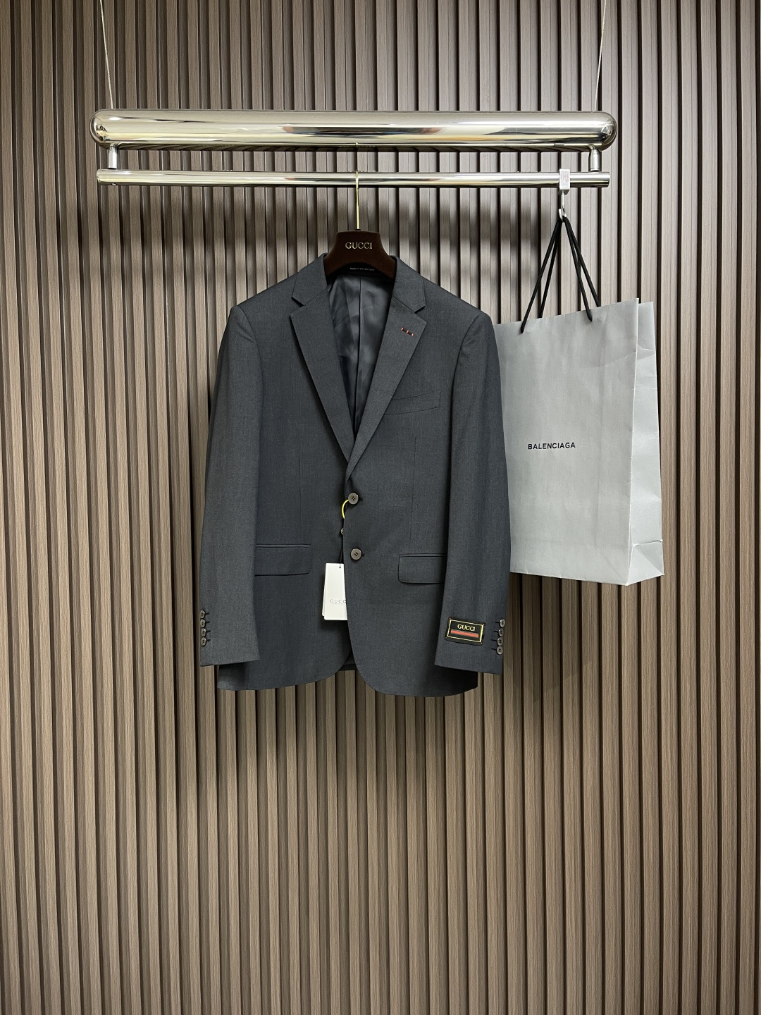 NO:117009,The whole set of removable single suit P trousers P supports after-sales after-sales service Gucci 2025ss early spring new suit jacket trousers suit, cuff stamp embroidered simple casual suit jacket, imported original imported ultra-fine wool fabric, straight and drape, the whole piece of clothing is neat and flat, all hardware accessories are customer-supplied top-grade accessories, and it is obvious that it is high-end fabric. This fabric is woven. There is no good product from the outside, and there is no picky place. This suit is often worn and has strong practicality. The trousers are 29-38. The trousers are 46-58. The trousers are 46-58. The trousers are 46-58. The trousers are 46-58. The trousers are woven. The business suit, alexander wang.19860909整套 可拆卖 单西服P 西裤P 支持年后售后 Gucci 2025ss早春新款西服外套西裤套装,袖口仔章刺绣简约休闲西装外套,进口原版进口超细羊毛布料,笔挺垂感十足,整件衣服车工走线整齐平整,所有五金附料都是客供带logo顶级配件 一看就是高档的面料 这种面料都是定织的 外面根本就没有 正规大厂途径出来的好货,无任何有挑剔的地方 这样的一套西服属于常备常穿的,实用性很强.西裤码数29-38 西服码数46-58,,gucci,jackets & coats,business suit,alexander wang,Men's clothing