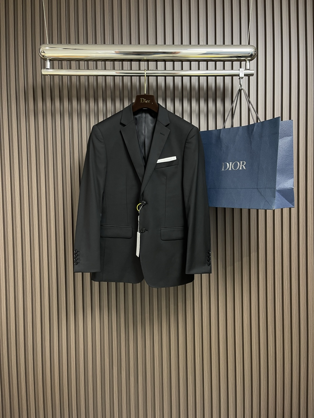 NO:116992,Complete set of removable single suit P trousers P supports after-sales after-sales Dior 2025SS early spring new suit jacket trousers suit, simple casual suit jacket, imported top-grade high-end fabric, full of straight and drape, the whole piece of clothing is neat and smooth, all accessories are top-grade accessories, without any picky places, such a jacket is a must-have item for fashion men. Trousers 29-38 Suit 46-58,,dior,jackets & coats,business suit,alexander wang19860909整套 可拆卖 单西服P 西裤P 支持年后售后 Dior 2025SS早春新品西服外套西裤套装,简约休闲西装外套,进口顶级高端面料,笔挺垂感十足,整件衣服车工走线整齐平整,所有附料都是顶级配件,无任何有挑剔的地方 这样的一件外套属于常备常穿的,潮男必备单品. 西裤码数29-38 西服码数46-58,,dior,jackets & coats,business suit,alexander wang,Men's clothing