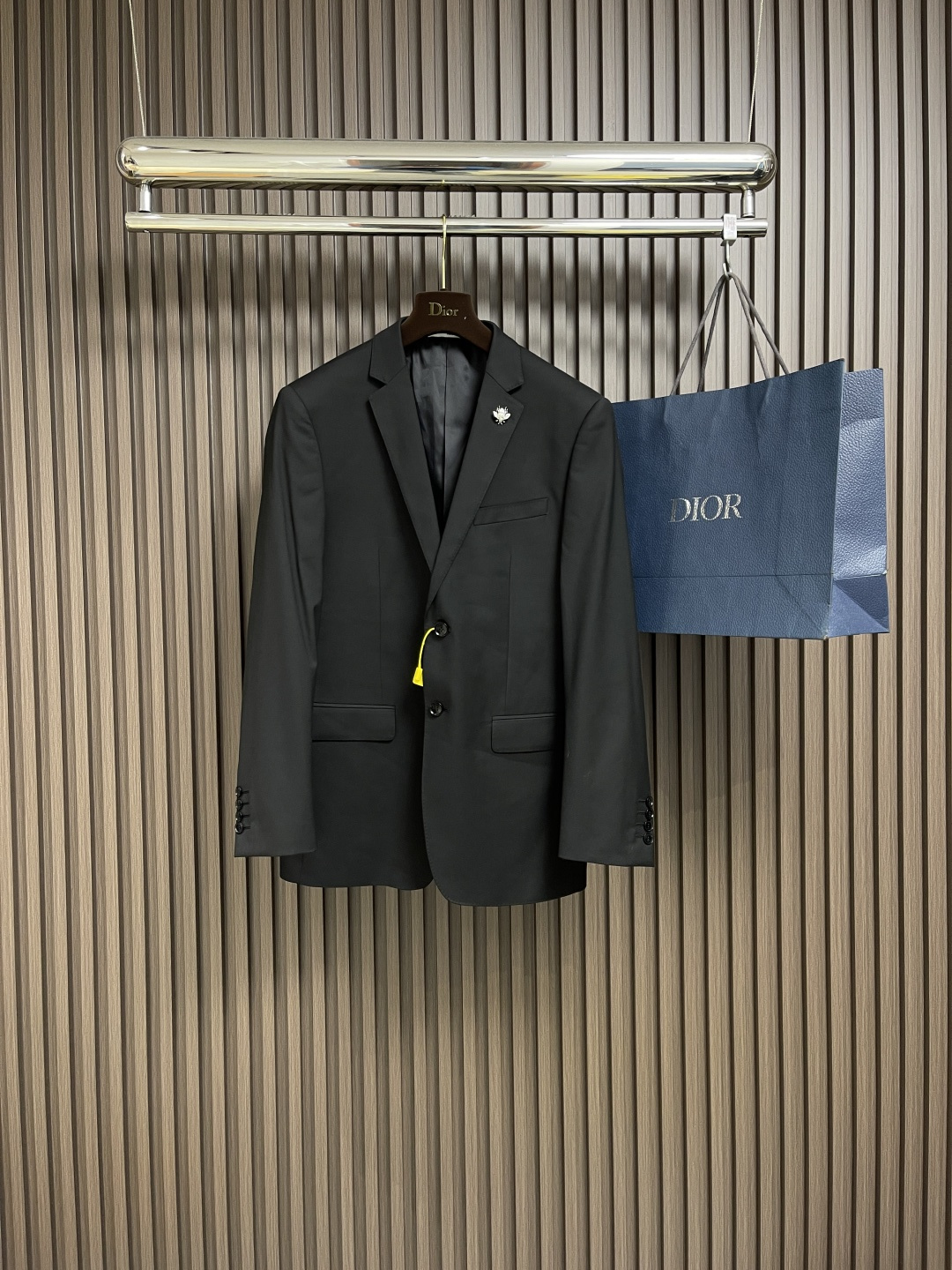 NO:116990,The whole set of removable and sold single suit P trousers P supports after-sales after-sales service Dior 2025SS early spring new long-sleeved suit jacket trousers suit, the overall visual aspect is quite eye-catching, the mixing effect is very outstanding, stunning and fashionable, seeking common ground while reserving differences, demonstrating the designer's extraordinary creative philosophy!  The overall design style of this item continues the consistent tone of the CD family, retaining the purest and natural minimalist route, clean and high-end tailoring, bringing minimalist aesthetics to the extreme. The trousers digits 29-38 suit digits 46-58,,dior,dior,jackets & coats,business suit,alexander wang19860909整套 可拆卖 单西服P 西裤P 支持年后售后 Dior 2025SS早春新款长袖西装外套西裤套装,整体视觉方面颇具看点,混搭效果非常出彩,惊艳且时髦感十足,求同存异,彰显了设计师非凡的创作理念！该款单品整体的设计风格延续了cd家族一贯的基调,保留最纯粹且自然的极简路线,干净且高级剪裁,将极简主义美学发挥到极致.西裤码数29-38 西服码数46-58,,dior,dior,jackets & coats,business suit,alexander wang,Men's clothing