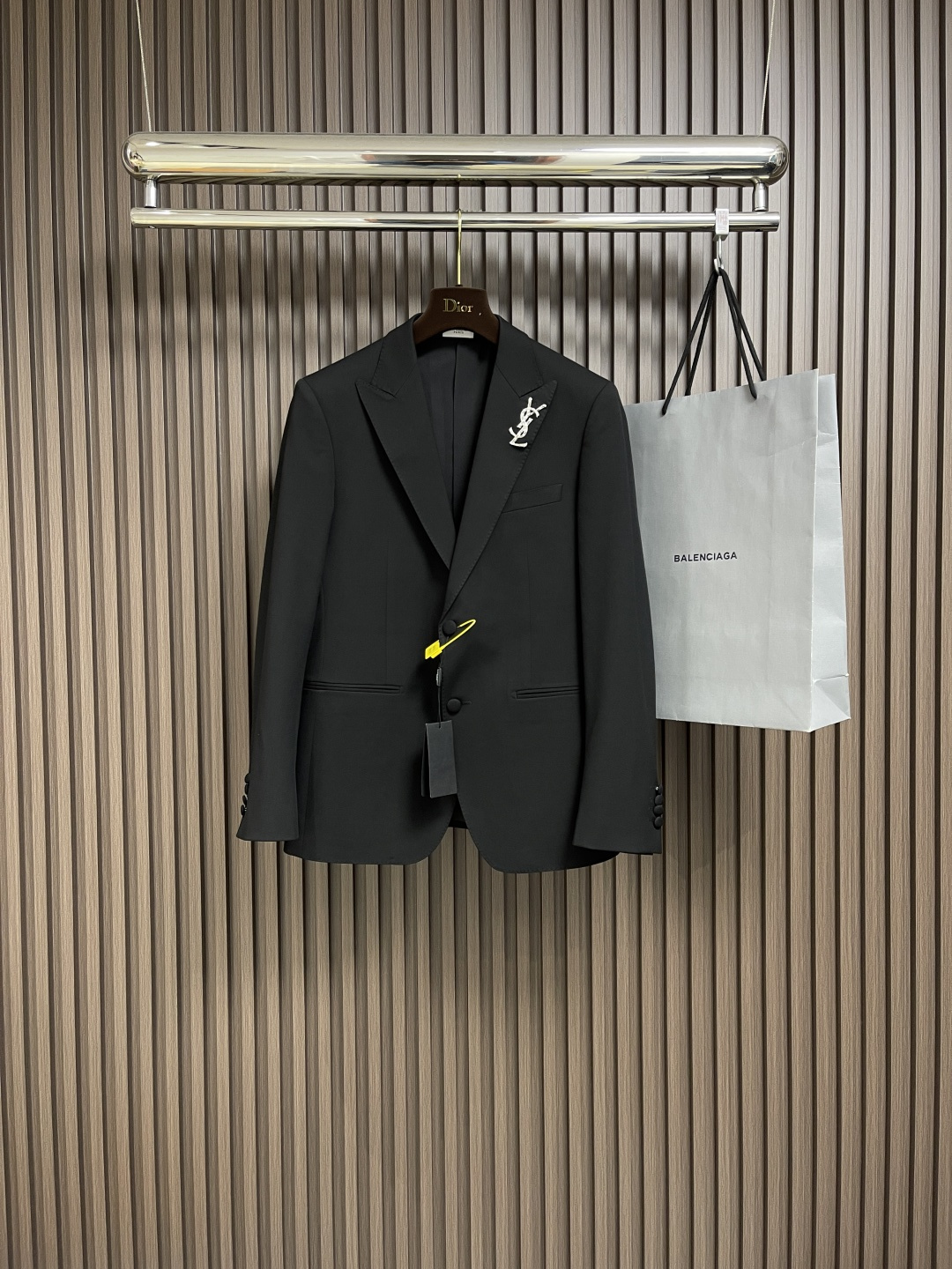 NO:116988,The complete set supports after-sales service after-sales YSL Saint Laurent 2025ss early spring new hardware pin suit jacket and trousers set, customer-supplied imported fabrics, simple and atmospheric, super good style, full of European style on the upper body, original hardware, high-end customization, perfect, no matter the fabric style, a must-have item for high-end people!  Size 46-56, saint laurent, saint laurent, jackets & coats, business suit, alexander wang19860909整套 支持年后售后 YSL 圣罗兰 2025ss早春新品五金别针西装外套西裤套装,客供进口面料 简约大气穿着精神 超好版型 上身欧范十足 原版五金 高端定制无论面料版型都堪称完美 高端人士必备单品！尺码46-56,,saint laurent,saint laurent,jackets & coats,business suit,alexander wang,Men's clothing