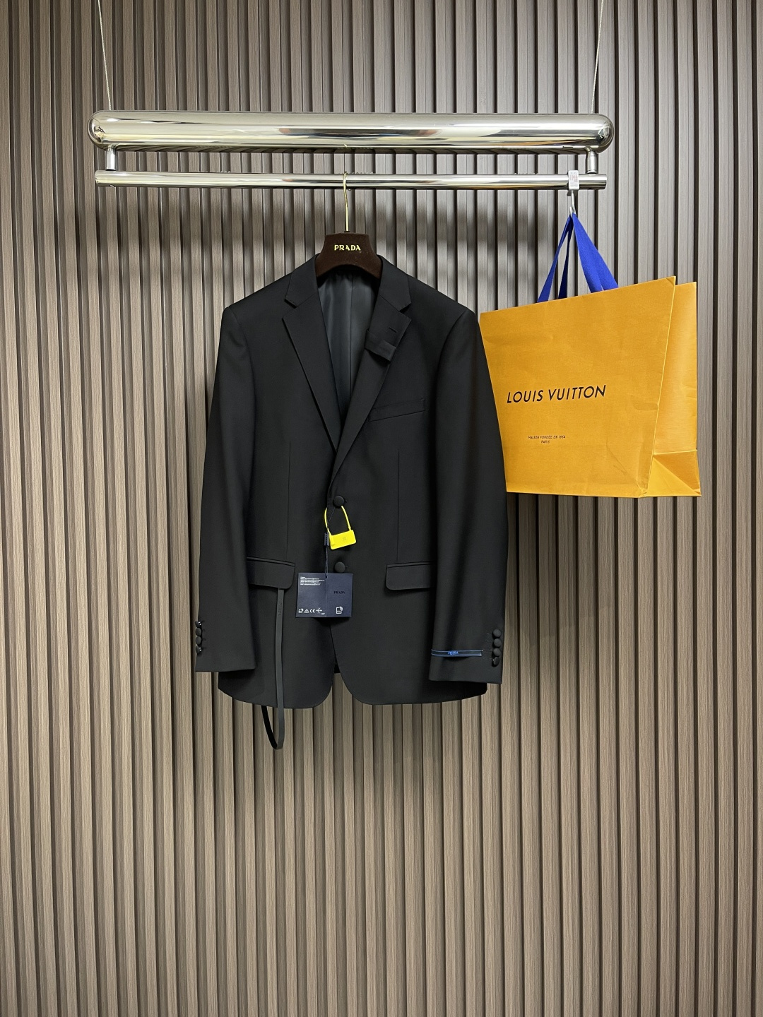 NO:116996,The whole set is removable and sold single suit P trousers P supports after-sales service Prada 2025ss early spring new casual suit jacket trousers suit The best suit item to wear!  A simple but not simple one!  All auxiliary hardware is in place, the upper body style is absolutely positive. The trousers are 29-38. The suit is 46-58. Prada, jackets & coats, business suit, alexander wang19860909整套 可拆卖 单西服P 西裤P 支持年后售后 Prada 2025ss早春新款休闲西装夹克西裤套装 最好穿的西装单品！简约而不简单的一款！辅料五金全部到位,上身版型绝对正.西裤码数29-38 西服码数46-58,,prada,jackets & coats,business suit,alexander wang,Men's clothing