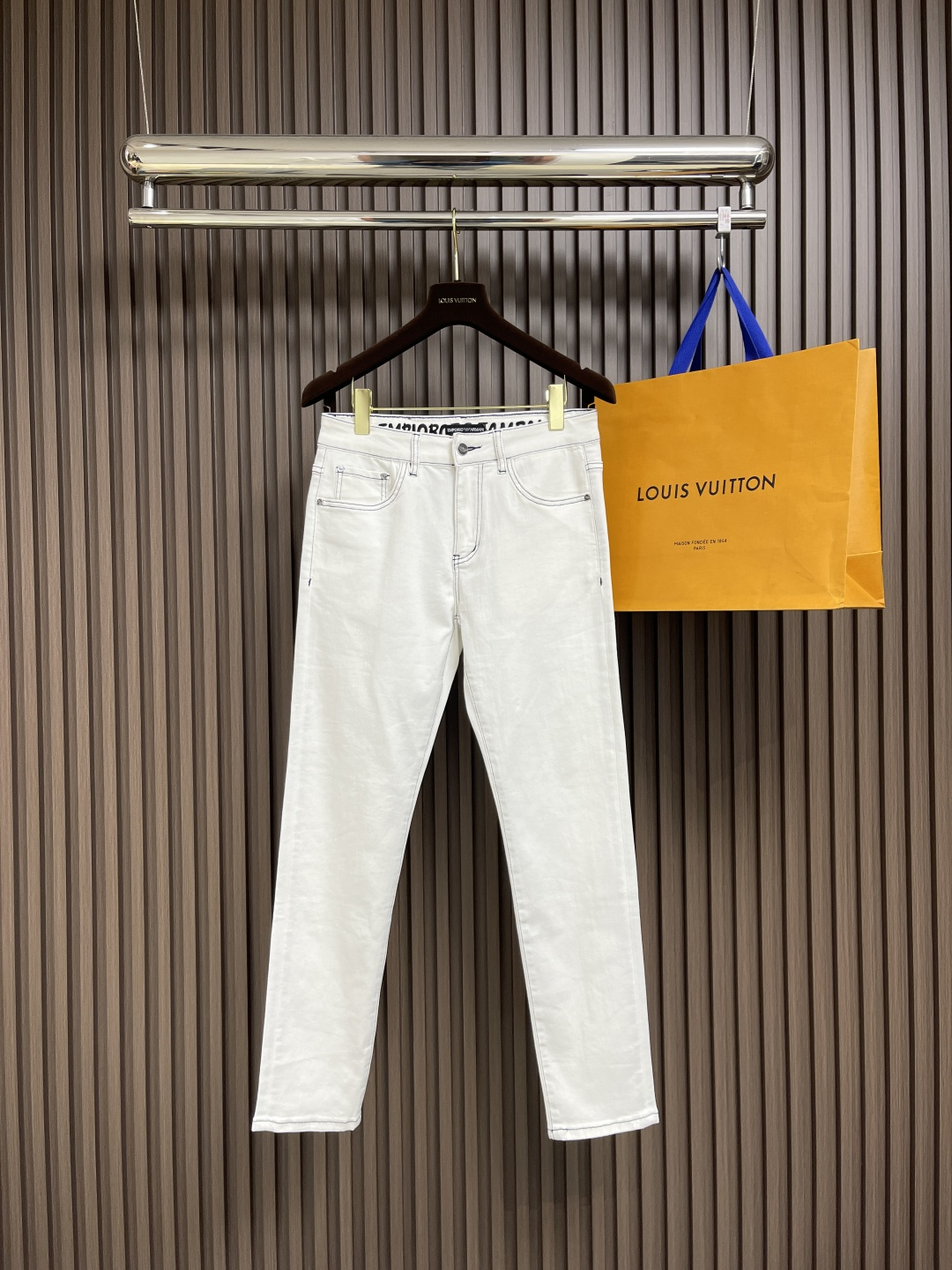 NO:116997,Support after-sales service after-sales EA 2025FW rear bag logo logo jeans. Customized Japanese imported denim fabric, soft and slim upper body, slim and hips, which are particularly good-looking. The fashionable and clean version is simple and easy to match, so it has become one of the biggest selling points and is extremely cost-effective. There is no confusion or trouble of color conflict. The original original brand is washed with wheat, three-standard complete counter latest synchronous accessories. Such a rich high-end jeans are absolutely fashionable, casual and versatile!  Size 28-38 35 No 37, jeans,alexander wang19860909支持年后售后 EA 2025FW后袋logo标识牛仔长裤.定制日本进口丹宁面料,手感柔软上身修身显瘦包臀特别好看完胜,时尚净版潮流简单易搭配因此已成为最大卖点之一而性价比又极高,没有颜色冲突的困惑或困扰,原厂原标水洗麦 三标齐全专柜最新同步附料,这么一款丰富内练高端牛仔裤,绝对时尚休闲百搭款！尺码28-38 有35 无37,,jeans,alexander wang,Men's clothing