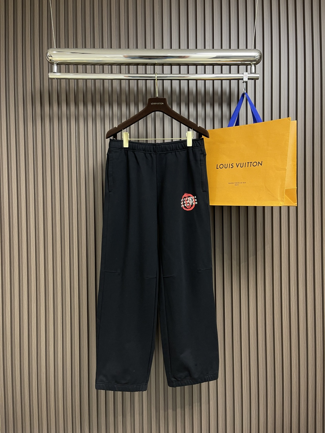 NO:116986,Support after-sales after-sales maison margiela digital logo printed trousers, custom-made exclusive velvet cotton, hand-printed, rely on the handcrafting skills of the printer, seal the mesh of the non-patterned part so that the printing color paste can be printed on the fabric through the mesh, using a scraper to evenly scrape the printing color paste through the mesh, so that the color paste can be printed on the fabric through the mesh, the overall line is straight and delicate, the fabric is comfortable and soft, the color is consistent and there is no color difference, and it can be matched with the same style to create a fashionable look, and use various occasions to customize auxiliary materials, complete three standards, the same style for men and women!  Size S-XL, alexander wang19860909支持年后售后 maison margiela 数字logo印花卫裤,定制尊享丝绒棉 手工印花 依赖于印花师的手工技艺 将非花纹部分的网孔封闭 以便印花色浆透过网孔沾印在织物 使用刮刀将印花色浆均匀地刮过筛网 使色浆透过网孔沾印在织物上 整体走线平直细腻 面料舒适柔软 颜色一致无色差 能与同款搭配营造时尚造型,驾驭各种场合,定制辅料,三标齐全,男女同款！尺码S-XL,,alexander wang,Men's clothing