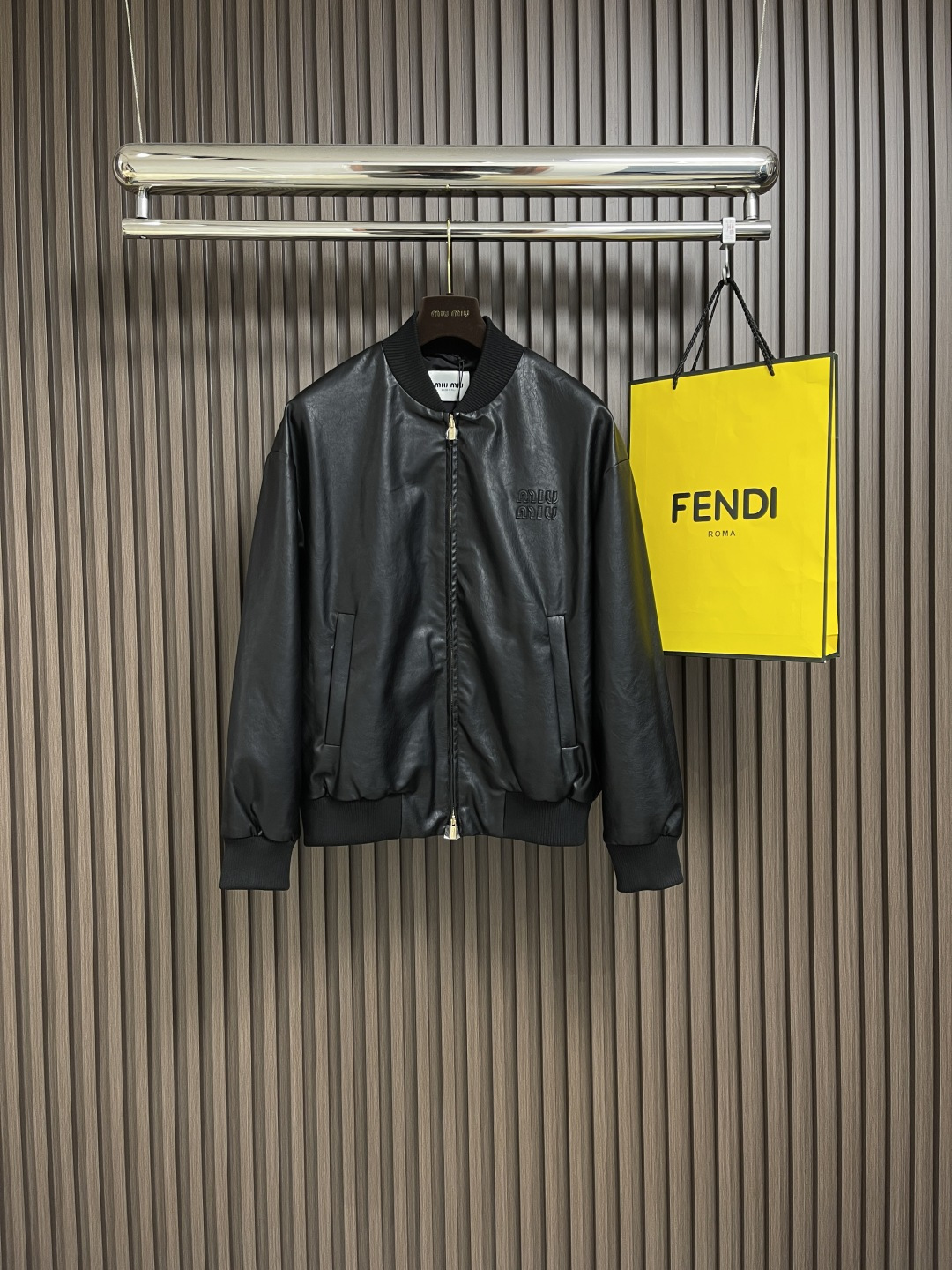 NO:116993,Support after-sales after-sales miumiu logo letter thread leather jacket, customized leather top variety, fine and even pores, smooth and elastic on the surface. The embossed letter logo is used, the design increases the layering and warmth of the leather jacket. The threads at the hem, cuffs, neckline are soft and comfortable, strong warmth and good elasticity. The overall wiring is straight and delicate. The fabric is comfortable and soft. The color is consistent and there is no color difference. It can be matched with the same style to create a fashionable look. It can be customized for various occasions, custom auxiliary materials, complete three standards, the same style for men and women!  Size 46-52, miumiu,leather jacket,alexander wang19860909支持年后售后 miumiu 徽标字母螺纹皮衣,定制皮料 顶级品种,毛孔细密均匀,表面光滑有弹性和韧性.采用压纹字母徽标,设计增加了皮衣的层次感与保暖性,下摆 袖口 领口处螺纹采用具有柔软舒适 保暖性强 弹性好 整体走线平直细腻 面料舒适柔软 颜色一致无色差 能与同款搭配营造时尚造型,驾驭各种场合,定制辅料,三标齐全,男女同款！尺码46-52,,miumiu,leather jacket,alexander wang,Men's clothing