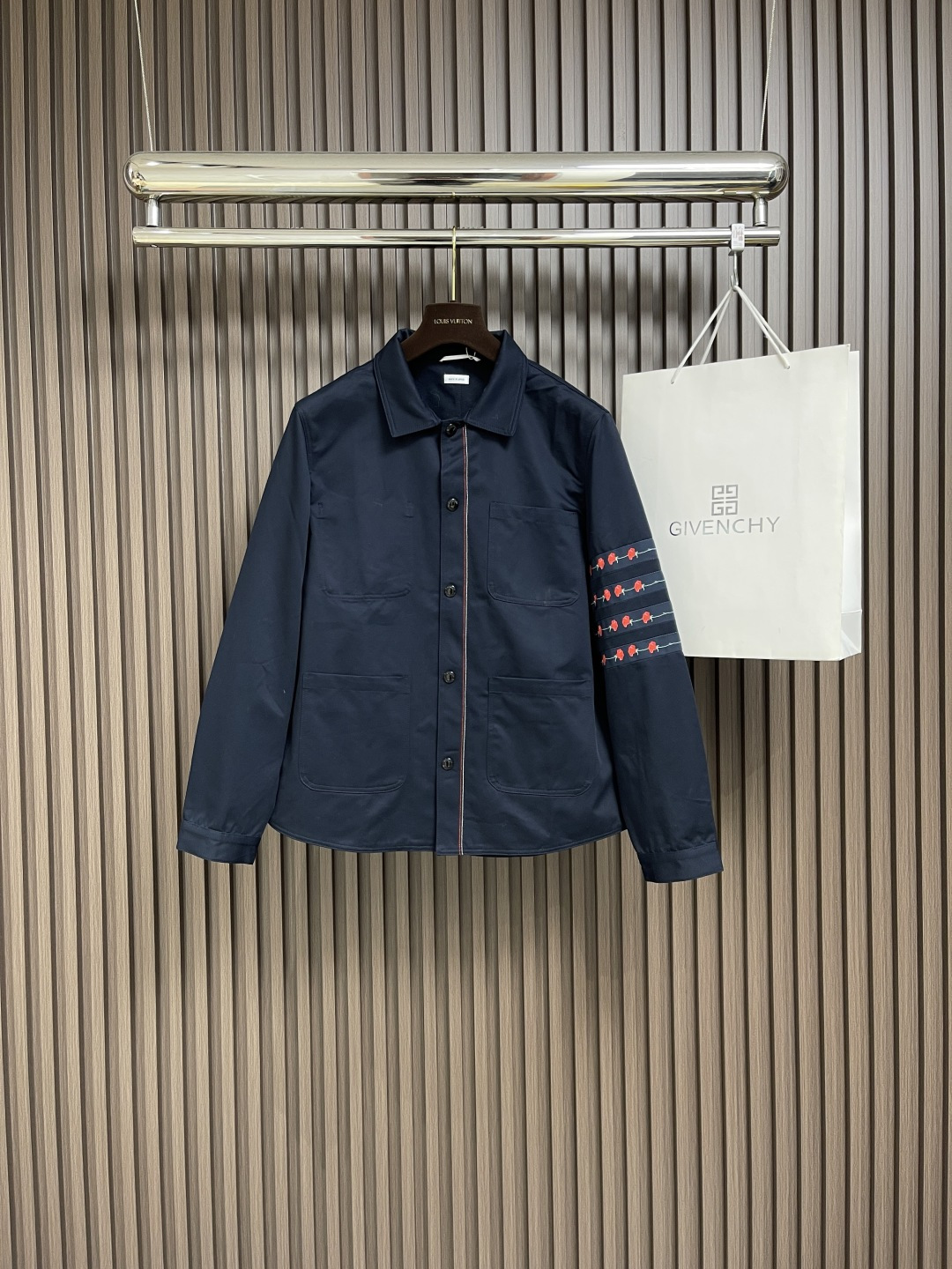 NO:116999,Support after-sales service after-sales ThomBrowne Tom Brown TB 2025SS early spring new sleeve rose four-bar lapel long-sleeved shirt, customized cotton fabric four-striped rose embroidery decoration; letter logo buttons, upper body effect is straight and stylish. Size 1-2-3-4,,thom browne,manolo blahnik,shirts,alexander wang19860909支持年后售后 ThomBrowne汤姆布朗 TB 2025SS早春新款袖臂玫瑰花四杠翻领长袖衬衫,定制棉质面料四条纹玫瑰花刺绣装饰；字母logo纽扣,上身效果笔挺有型.尺码1-2-3-4,,thom browne,manolo blahnik,shirts,alexander wang,Men's clothing