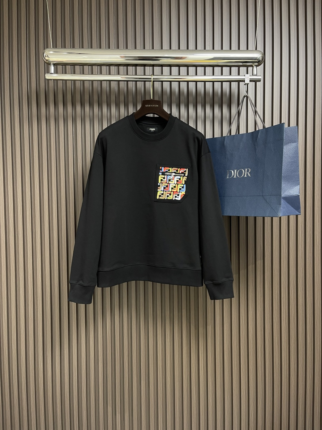 NO:117002,Support after-sales after-sales fendi color double F logo zipper pocket sweatshirt, the fabric is made of 26s double yarn   10s fish scale bottom fabric, 380g; matched with 21s double yarn 2x2 threads, 380g. The fish scale bottom design and specific weaving process are made of high-substantiated yarn, which combines the techniques of flat embroidery and the use of multi-color fine threads, presenting a delicate, rich and layered visual effect. The overall line is straight and delicate, the fabric is comfortable and soft, the color is consistent and there is no color difference. It can be matched with the same style to create a fashionable look, control various occasions, customize auxiliary materials, complete three standards, the same style for men and women!  Size XS-L, fendi, hoodie, sweatshirts, alexander wang19860909支持年后售后 fendi 彩色双F标识拉链口袋卫衣,面料采用26s双纱＋10s鱼鳞底面料,380g；搭配21s双纱2x2螺纹,380g.鱼鳞底设计和特定的织造工艺制成,采用高支数的纱线织造而成,融合了平绣的技法与多色细线的运用,呈现出细腻、丰富且富有层次感的视觉效果.整体走线平直细腻 面料舒适柔软 颜色一致无色差 能与同款搭配营造时尚造型,驾驭各种场合,定制辅料,三标齐全,男女同款！尺码XS-L,,fendi,hoodie,sweatshirts,alexander wang,Men's clothing