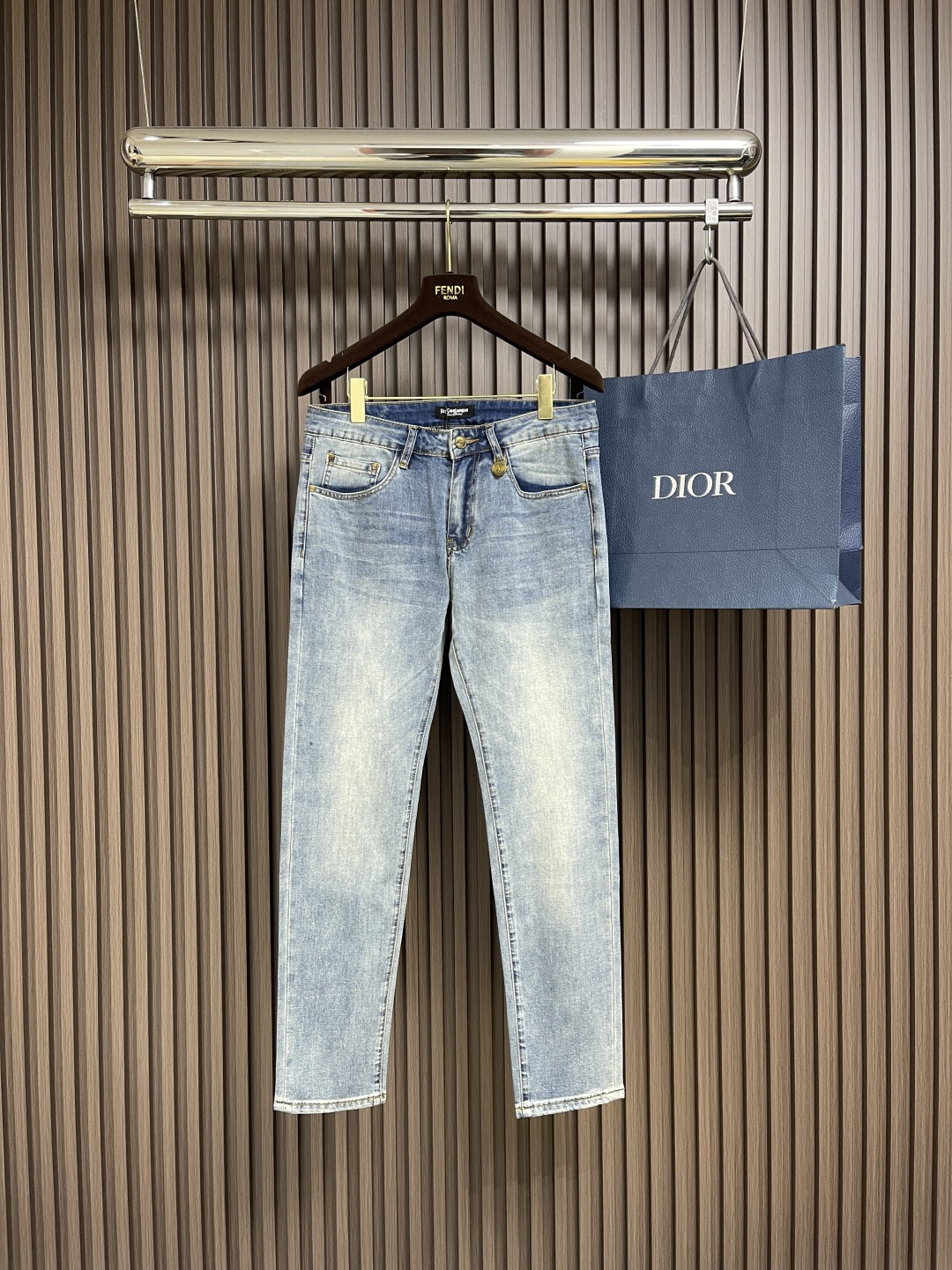 NO:116978,Support after-sales after-sales YSL new style jeans High-end denim fabrics, beautiful color, slim fit, micro-stretch fabrics, versatile, long-lasting, no deformation, no color change, excellent upper body effect. Elegant and elegant tailoring, constantly innovative design, always maintain noble and elegant style and taste, interpreting fashion charm, small straight fit, fashionable products. Size 28-38, 35, no 37,,saint laurent,jeans,alexander wang19860909支持年后售后 YSL 新款牛仔裤 高端牛仔面料 色泽靓丽,修身版型 微弹力面料 随意百搭 久洗不变形 不变色 上身效果极佳.大方优雅的剪裁,设计不断创新却始终保持着高贵优雅的风格和品位 演绎时尚魅惑 版型小直筒 时尚佳品.尺码28-38 有35 无37,,saint laurent,jeans,alexander wang,Men's clothing