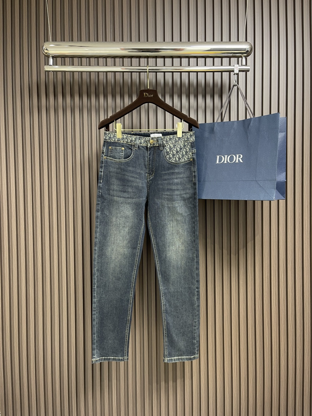 NO:116975,Support after-sales after-sales Dior new rear bag logo printed jeans imported from Turkey pure cotton denim fabric. Beautiful color, breathable, slim fit style. Micro-stretch fabric. Randomly versatile. Long-term washing and no deformation. The color will become more and more natural after the passage of time. The upper body effect is excellent. The elegant and elegant tailoring, the design is constantly innovating, but always maintains noble and elegant style and taste. The charm of fashion. The style is small straight, and the fashion product is excellent. Size 28-40. There are 35. No 37. 39. Dior, jeans, alexander wang.19860909支持年后售后 Dior 新款后袋logo印花牛仔裤 进口土耳其纯棉牛仔牛面料 色泽靓丽,透气,修身版型 微弹力面料 随意百搭 久洗不变形 不变色 经过岁月流逝颜色会越来越自然 上身效果极佳.大方优雅的剪裁,设计不断创新却始终保持着高贵优雅的风格和品位 演绎时尚魅惑 版型小直筒 时尚佳品.尺码28-40 有35 无37 39,,dior,jeans,alexander wang,Men's clothing