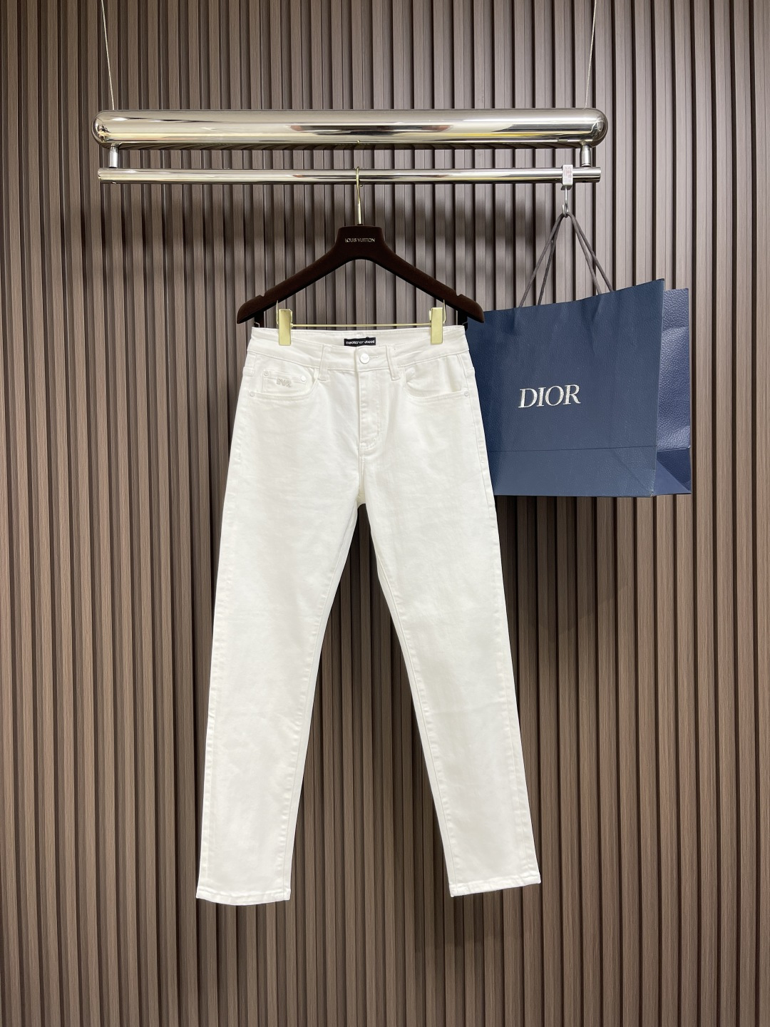 NO:116982,Support after-sales service after-sales EA 2025FW rear bag logo logo jeans. Customized Japanese imported denim fabric, soft and slim upper body, slim hips, and perfect. The fashionable and clean version is simple and easy to match, so it has become one of the biggest selling points and is extremely cost-effective. There is no confusion or trouble of color conflict. The original original brand is washed with wheat, three-standard complete counter latest synchronous accessories. Such a rich high-end jeans are absolutely fashionable, casual and versatile!  Size 28-38 35 No 37, jeans,alexander wang19860909支持年后售后 EA 2025FW后袋logo标识牛仔长裤.定制日本进口丹宁面料,手感柔软上身修身显瘦包臀特别好看完胜,时尚净版潮流简单易搭配因此已成为最大卖点之一而性价比又极高,没有颜色冲突的困惑或困扰,原厂原标水洗麦 三标齐全专柜最新同步附料,这么一款丰富内练高端牛仔裤,绝对时尚休闲百搭款！尺码28-38 有35 无37,,jeans,alexander wang,Men's clothing