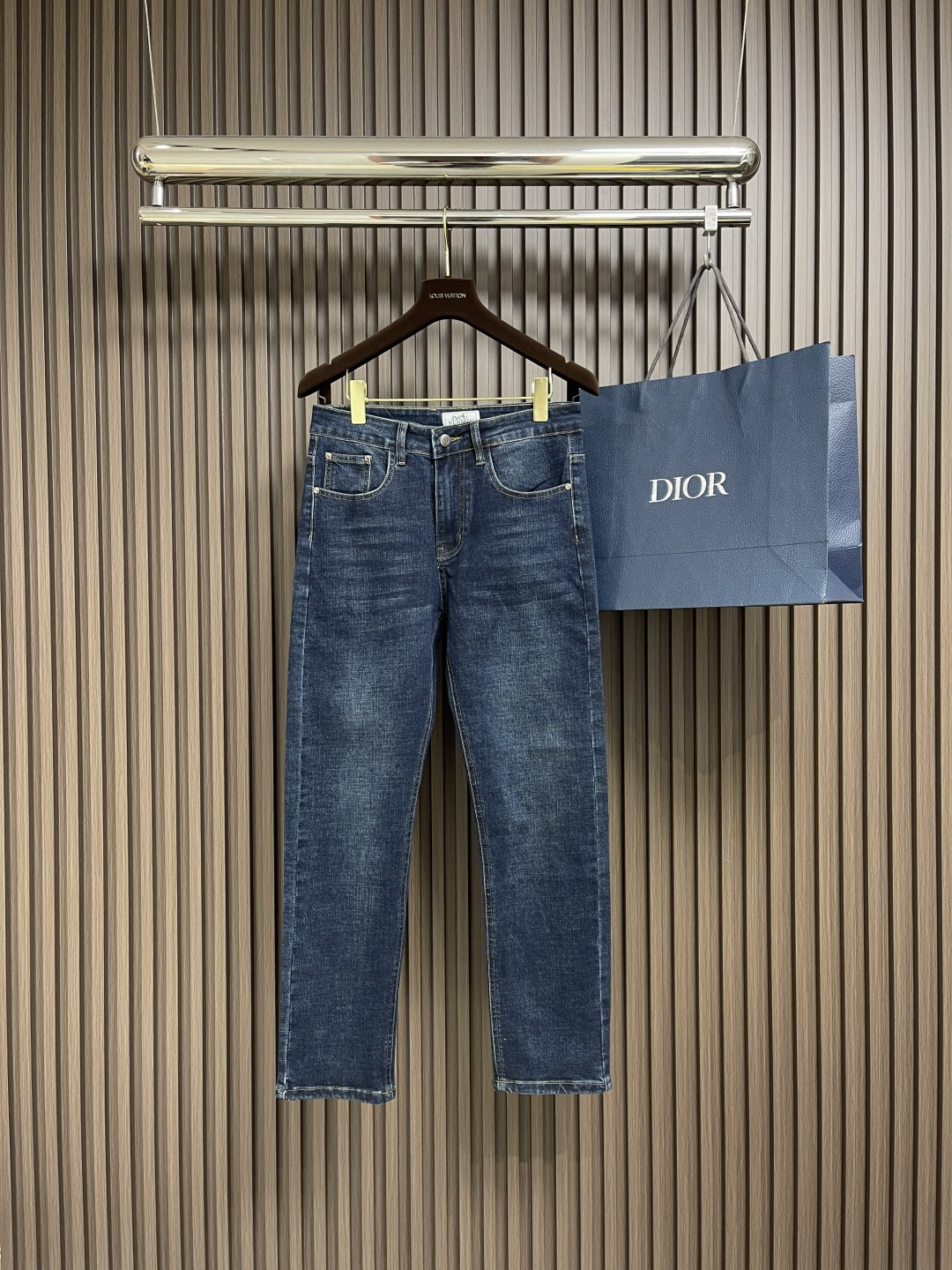 NO:116984,Support after-sales after-sales Hermes brand logo multi-washed jeans. There is no need to mention the style and tailoring of the pants. The top body is exquisite and vivid, and the truly top-notch material is selected. The most famous denim denim is excellent, soft and comfortable, and has multiple washes, and the color is durable and fashionable. It uses the latest contrasting leather brand, which is washed for a long time and will not be pushed down. Button hardware is also the latest customized series. Size 28-40 35 37 39,,hermes,jeans,alexander wang19860909支持年后售后 Hermes 品牌标识多重水洗牛仔裤.裤型款式和剪裁亦无需多言,上身精致跃然,真正的一等一顶级质料,选用最有名丹宁牛仔布,品质卓越,柔软舒适,经过多重洗水,色系耐看时尚.采用最新撞色皮牌,久洗不推落.纽扣五金亦是最新定制系列.尺码28-40 有35 无37 39,,hermes,jeans,alexander wang,Men's clothing