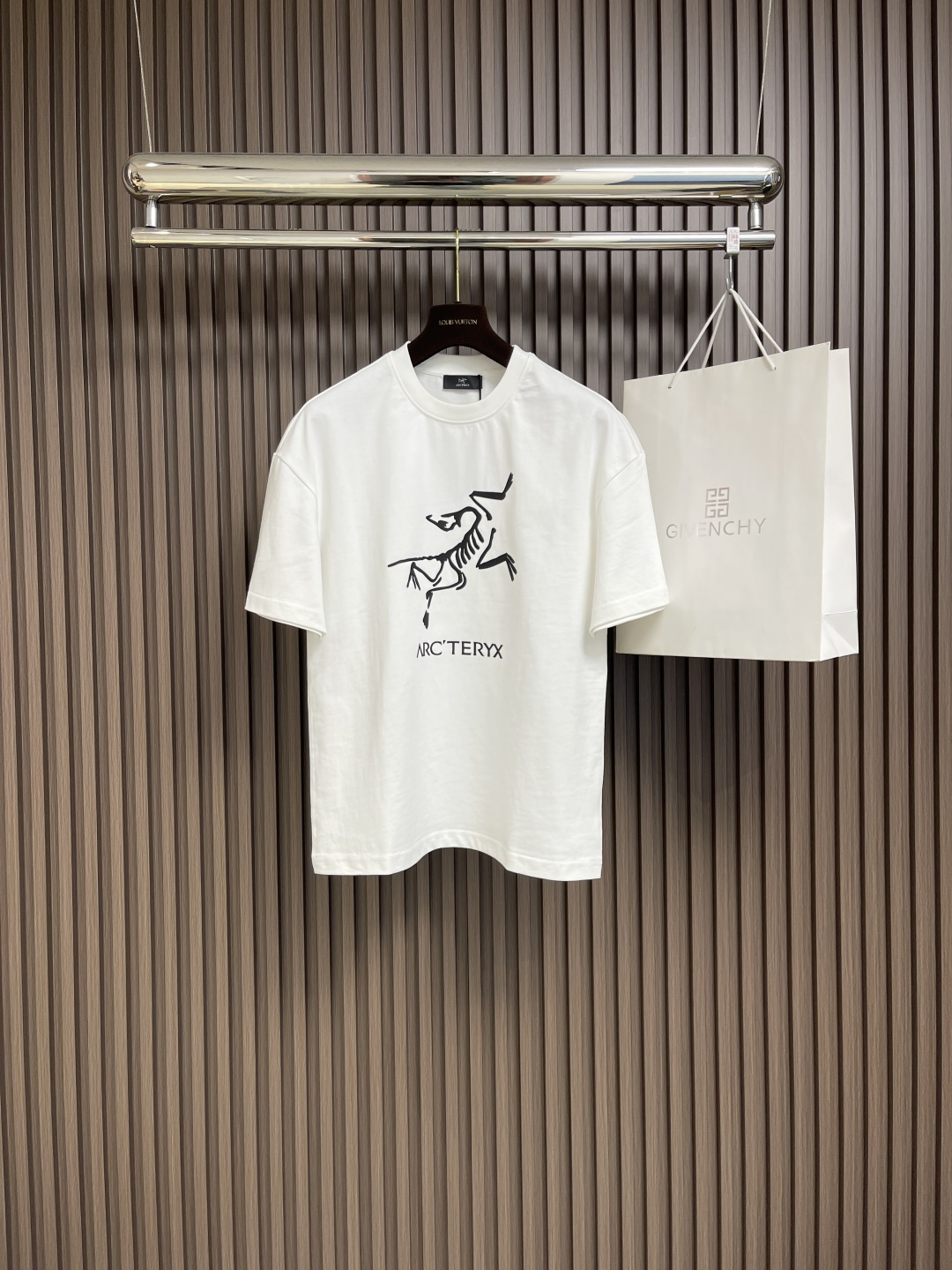 NO:116995,Support after-sales after-sales Arcteryx logo printed round neck loose American retro short-sleeved T-shirt. The fabric is made of 40 260g double yarn fabric. The upper body is stylish and has an invincible texture. It is definitely a short-sleeved T-shirt with extremely high cost performance. It is comfortable and breathable, medium thickness. Excellent stretchability, washing resistance, three-dimensionality, simple and handsome, and does not choose the styles worn by people of the age group. Whoever wears them is more handsome, and the original skills are smooth. Size M-XXL, arc'teryx, T-shirt,tees, t-shirt, alexander wang19860909支持年后售后 Arcteryx 始祖鸟 logo印花圆领宽松美式复古短袖t恤 面料采用40支260g双纱面料,上身有型,质感无敌,绝对属于性价比极高的一款短袖t恤,舒适透气厚度中等 优良的伸缩性,耐洗性,立体感十足,版型简洁帅气,不挑年龄段人穿的款式、谁穿谁好帅气,原厂技艺流畅.尺码M-XXL,arc'teryx,T-shirt,tees，t-shirt,alexander wang,Men's clothing