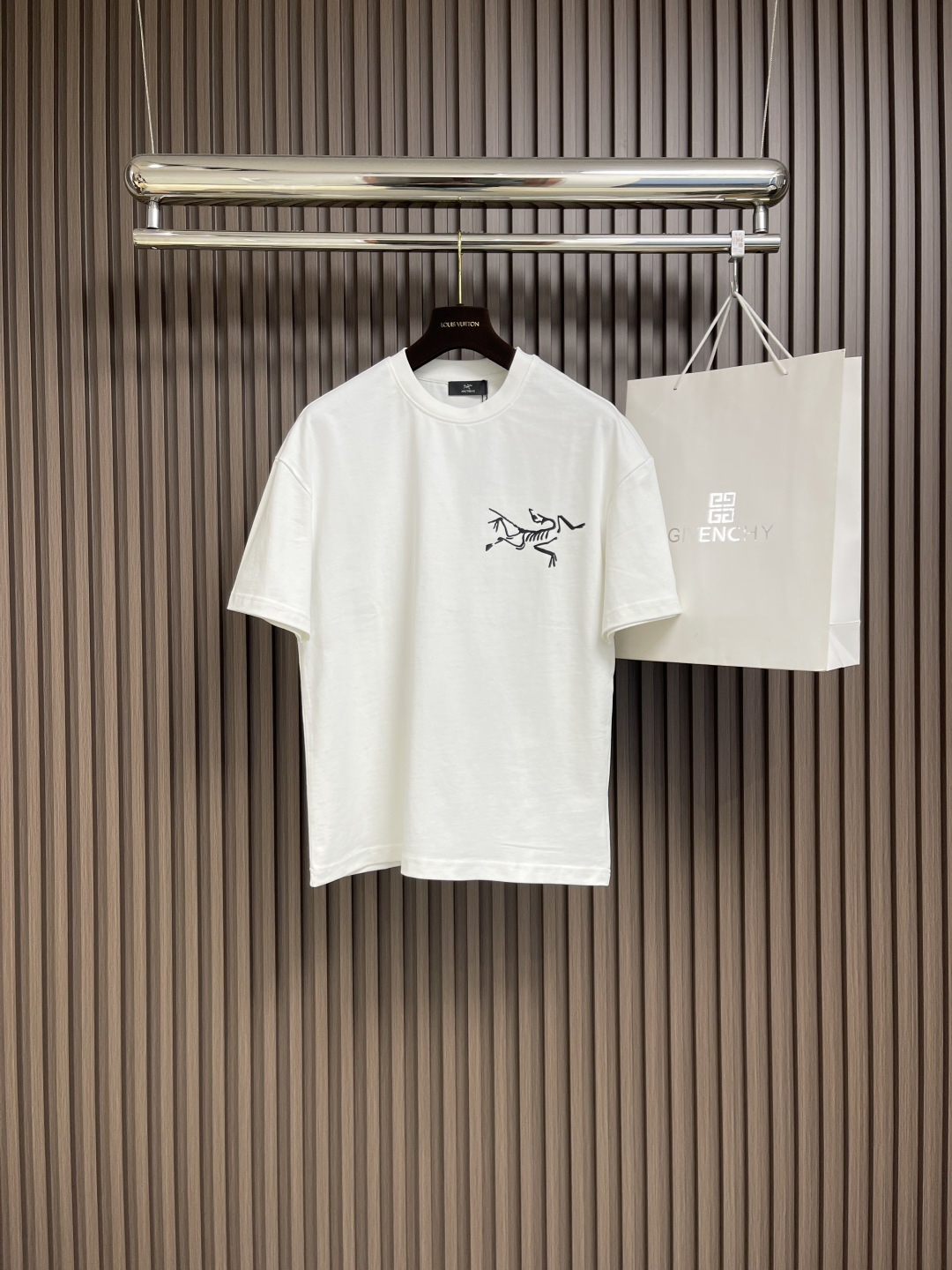 NO:126558,Arcteryx logo printed round neck loose American retro short-sleeved T-shirt. The fabric is made of 40 260g double yarn fabric. The upper body is stylish and has an invincible texture. It is definitely a short-sleeved T-shirt with extremely high cost performance. It is comfortable and breathable, medium thickness. Excellent stretchability, washing resistance, three-dimensionality, simple and handsome, and does not choose the styles worn by people of the age group. Whoever wears them is more handsome, and the original skills are smooth. Size M-XXL, arc'teryx, T-shirt,tees, t-shirt, alexander wang19860909Arcteryx 始祖鸟 logo印花圆领宽松美式复古短袖t恤 面料采用40支260g双纱面料,上身有型,质感无敌,绝对属于性价比极高的一款短袖t恤,舒适透气厚度中等 优良的伸缩性,耐洗性,立体感十足,版型简洁帅气,不挑年龄段人穿的款式、谁穿谁好帅气,原厂技艺流畅.尺码M-XXL,arc'teryx,T-shirt,tees，t-shirt,alexander wang,Men's clothing