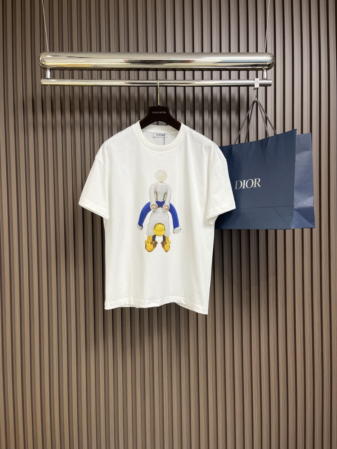 NO:120283,loewe 2025SS cartoon villain loose short-sleeved T-shirt, made of pure cotton, ribbed round neck, front decorated with loewe jewellery acrobat direct-shot printing design, back loewe embroidery, highlighting the brand's personality~ Loose style, same style for men and women. Size S-XL,,loewe,T-shirt,tees,t-shirt,alexander wang19860909loewe 2025SS卡通小人宽松短袖t恤,采用纯棉材质 罗纹圆领 正面饰有loewe jewellery acrobat直喷印花设计 背面 loewe 刺绣 彰显品牌的个性～ 宽松版型 男女同款.尺码S-XL,,loewe,T-shirt,tees，t-shirt,alexander wang,Men's clothing