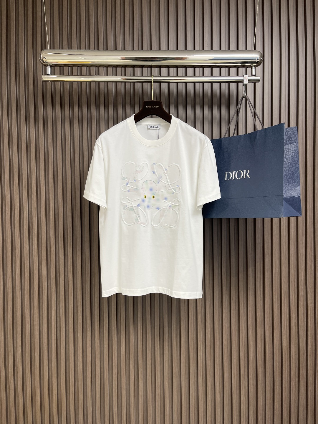 NO:117016,Support after-sales after-sales loewe octopus embroidery short-sleeved T-shirt, which uses all cotton fabric. The embroidery part uses the Baibailingdawan needle embroidery machine. The needle mixing process is used. The needle is dense, the pattern is clear and the line feel is strong and three-dimensional. The overall line is straight and delicate. The fabric is comfortable and soft, and the color is consistent and there is no color difference. It can be matched with the same style to create a fashionable look. It can be customized for various occasions, customized auxiliary materials, complete three standards, the same style for men and women!  Size S-XL, loewe, T-shirt,tees, t-shirt,alexander wang19860909支持年后售后 loewe 八爪鱼刺绣短袖T恤,采用全棉面料,刺绣部分采用白百灵达万针刺绣机器作业,运用掺针刺绣工艺,针法绵密,图案清晰且线条感和立体感强,整体走线平直细腻 面料舒适柔软 颜色一致无色差 能与同款搭配营造时尚造型,驾驭各种场合,定制辅料,三标齐全,男女同款！尺码S-XL,,loewe,T-shirt,tees，t-shirt,alexander wang,Men's clothing