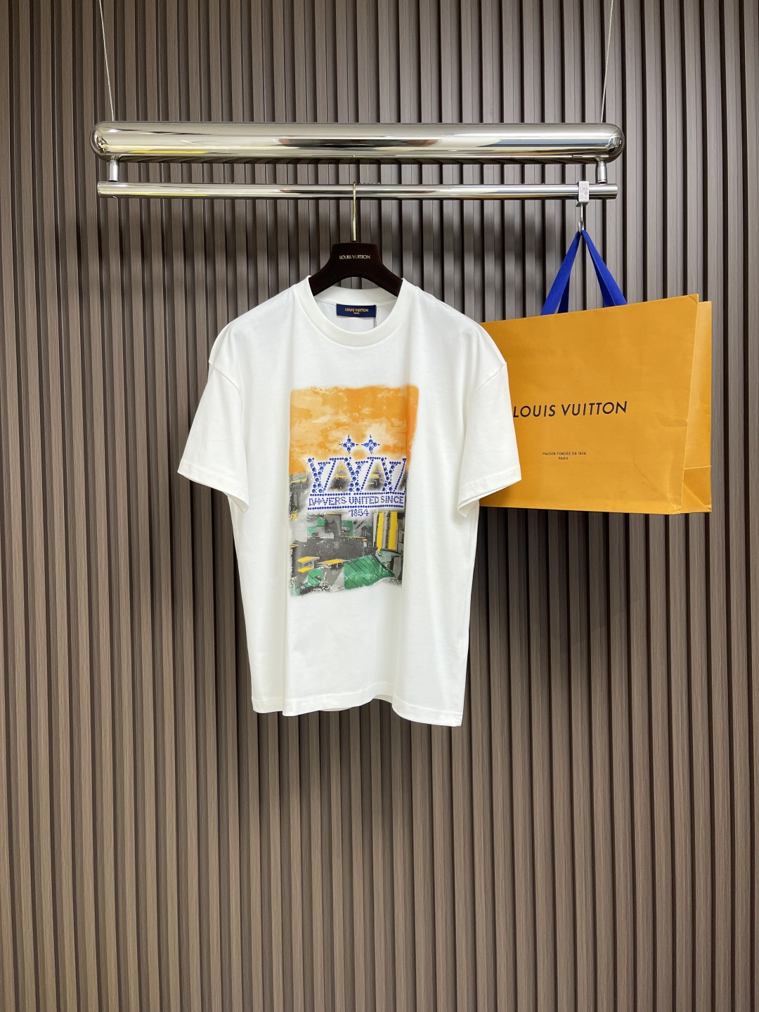 NO:117008,Support after-sales service LV 2025s early spring new round neck T-shirt.  Classic rhinestone series derivative!  Special-spoke tight cotton fabric, hem loose design, gram weight 380g, imported fixed dye embroidery thread, mercerized embroidery thread with glossy sense sets the plate, consistent with the color of the fabric, uniform and glossy. The three-dimensional shape of high-temperature perming painting is stable and not easy to deform; the upper body is strong and stylish!  Size S-XL, louis vuitton,tees,t-shirt,alexander wang19860909支持年后售后 LV 2025s早春新款圆领T恤．经典水钻系列衍生！特纺紧密棉面料,下摆散口设计,克重380g,进口定染材质绣线,具有光泽感的丝光绣线对版定染,与面料色泽一致,均匀有光泽度.高温烫画立体造型稳定,不易变形；上身力挺有型！尺码S-XL,,louis vuitton,tees，t-shirt,alexander wang,Men's clothing