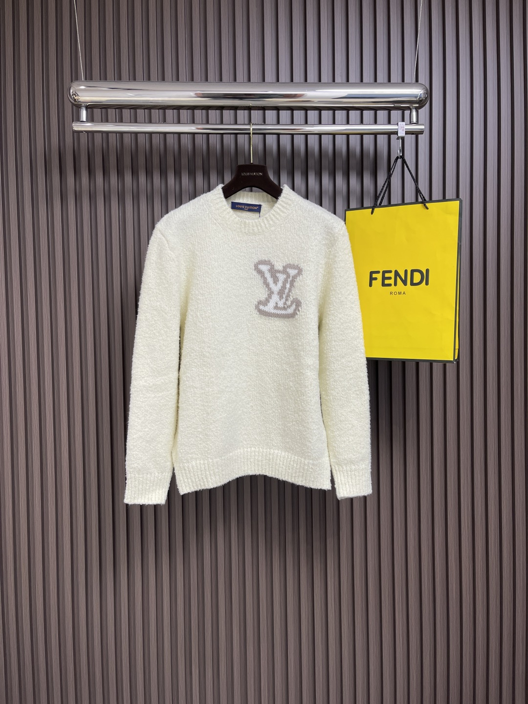 NO:117007,Support after-sales after-sales LV 2025ss new mirror letter logo inlay knitted sweater, using a circle of wool material, with a comfortable texture, the front is decorated with contrasting lv logo and is integrated into the knitted back to present a mirror effect logo. Just right design, unique texture, jacquard weaving, a superb knitting technology, using multiple coils to weave on the yarn at the same time, by finely controlling the interweaving of the coils, the fine weaving of the IV logo and its mirror logo is realized. Size S-XL,,louis vuitton,sweaters,alexander wang19860909支持年后售后 LV 2025ss新款镜像字母logo 嵌花针织毛衣,采用例圈圈绵毛料 质感十足舒适贴肤 前幅饰以撞色lv标识融入针织后幅巧妙呈现镜像效果标识 恰到好处的设计 独具一格的纹理 提花织法一种精湛的针织技术 使用多个线圈同时在纱线上进行编织 通过精细地控制线圈的交织 实现Iv标识与其镜像标识的精细编织.尺码S-XL,,louis vuitton,sweaters,alexander wang,Men's clothing