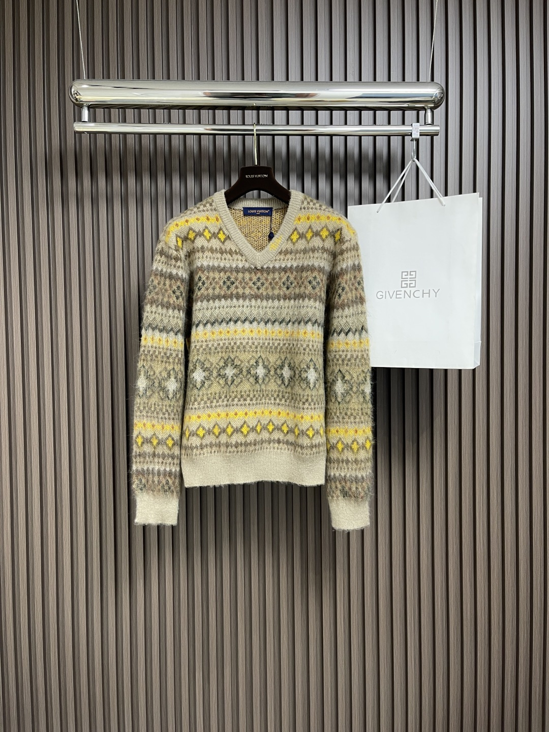 NO:117027,Support after-sales after-sales LV 2025fw mohair V-neck pullover sweater, 67% brushed jacquard mohair 5% goat wool 28% nylon contrasting color jacquard The total wool content is up to 70% wool wool is woven by special machines, using 20 Sha Tsui spray head machine, extremely costly ordinary sweater is enough to use 7 Sha Tsui neck embroidery with water-soluble cloth Size S-XL,,louis vuitton,sweaters,alexander wang19860909支持年后售后 LV 2025fw 马海毛V领套头毛衣,67％拉绒提花马海毛5％山羊毛 28％锦纶 撞色提花 总羊毛含量高达70％采用特种机器织造,使用20沙咀的喷头机器,成本极高普通毛衣 使用7沙咀的就已经足够 领口绣花采用水溶布进行绣制 尺码S-XL,,louis vuitton,sweaters,alexander wang,Men's clothing