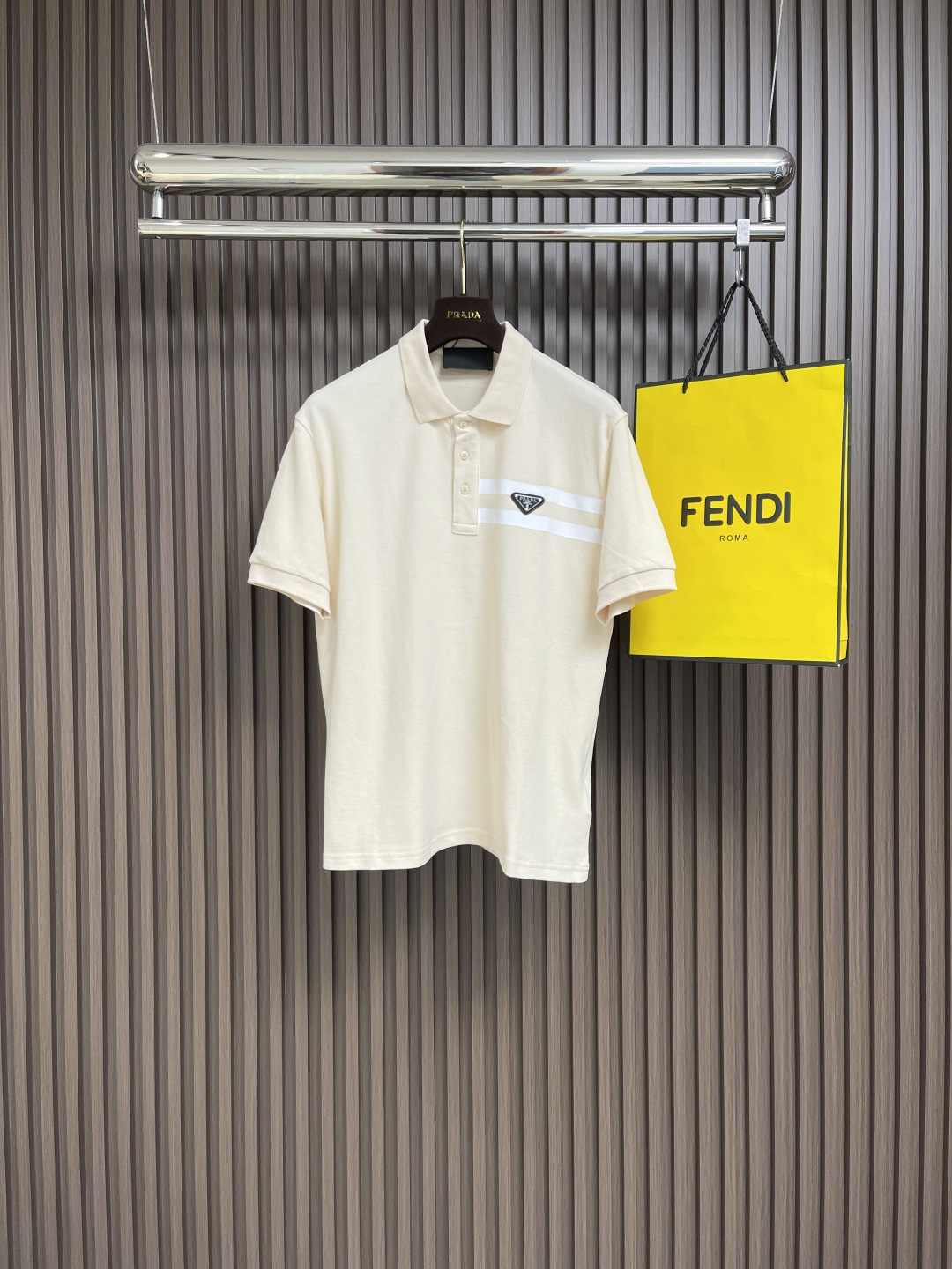 NO:117006,Support after-sales after-sales prada. New classic casual business short-sleeved polo shirt, metal logo on the chest, customized buttons for customers, Os style and exquisite cutting. The classic polo bead flooring cotton is more breathable, dry and washable than ordinary knitted fabrics. The weaving pattern of the vermilion cotton is relatively special, and the sweat-absorbing effect is better. It is not easy to deform after washing. The surface of the fabric has uniform and neat concave and convex effect. The surface of the contact with the skin is breathable and heat dissipated, and the sweat-free feeling is better than ordinary fabrics. Size S-XL, prada, T-shirt, alexander wang19860909支持年后售后 prada 新款经典休闲商务短袖polo衫,胸前金属logo,客供定制纽扣,os版型和精致的裁剪,经典款polo 珠地棉相比普通的针织布更加的透气、干爽和耐洗.朱地棉的织纹比较特殊,吸汗效果比较好,洗涤后不容易变形面料表面有排列均匀整齐的凹凸效果,和皮肤接触的面在透气和散热,排汗的感觉舒适度上优于普通的面料.尺码S-XL,,prada,T-shirt,alexander wang,Men's clothing