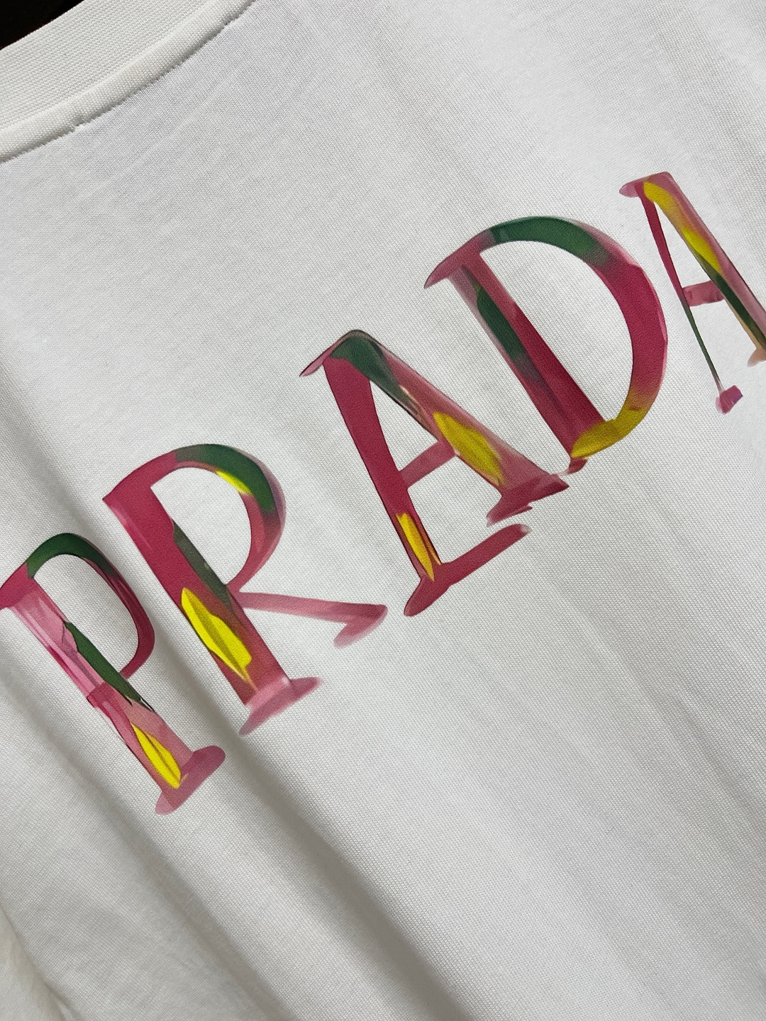 🛒🛒Prada 2025ss早春新款涂鸦设计经典三角短袖t恤，极简版型t恤，饰以极具品牌风品牌logo三