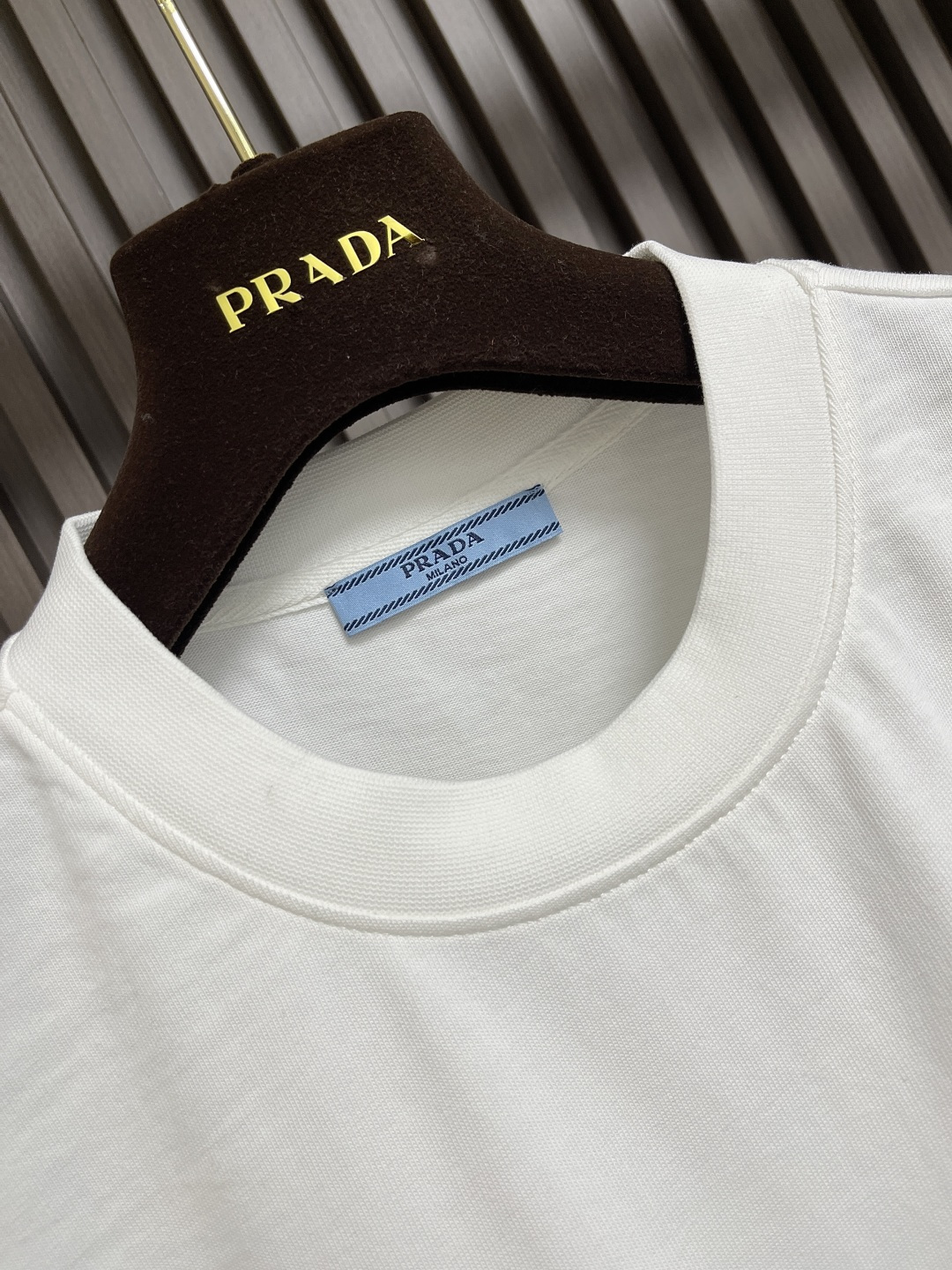 🛒🛒Prada 2025ss早春新款涂鸦设计经典三角短袖t恤，极简版型t恤，饰以极具品牌风品牌logo三