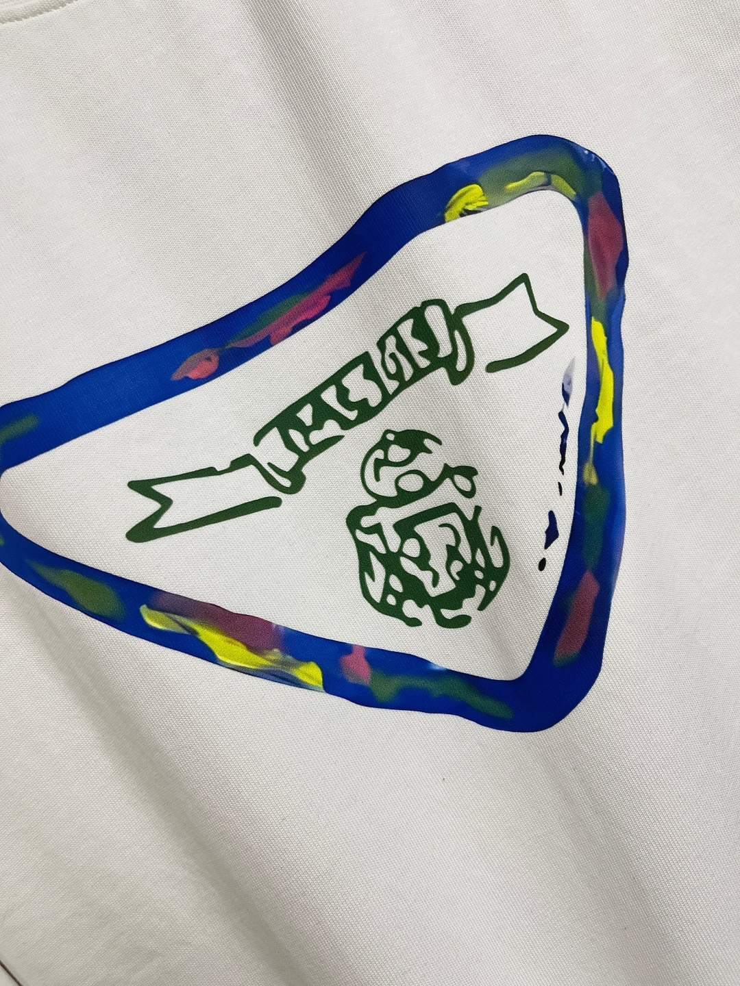 🛒🛒Prada 2025ss早春新款涂鸦设计经典三角短袖t恤，极简版型t恤，饰以极具品牌风品牌logo三