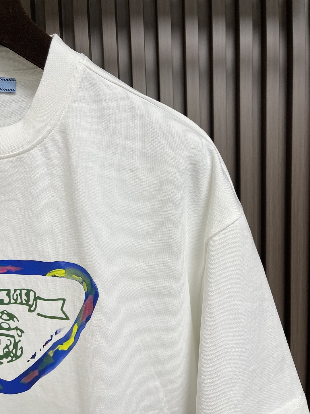 🛒🛒Prada 2025ss早春新款涂鸦设计经典三角短袖t恤，极简版型t恤，饰以极具品牌风品牌logo三