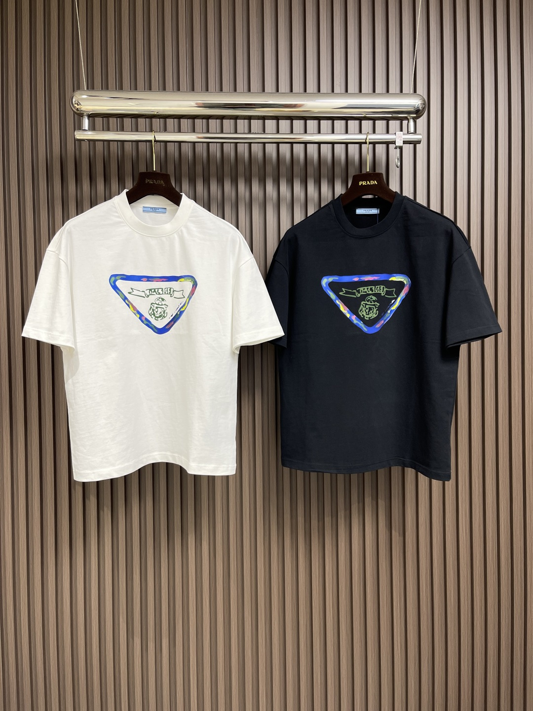 🛒🛒Prada 2025ss早春新款涂鸦设计经典三角短袖t恤，极简版型t恤，饰以极具品牌风品牌logo三