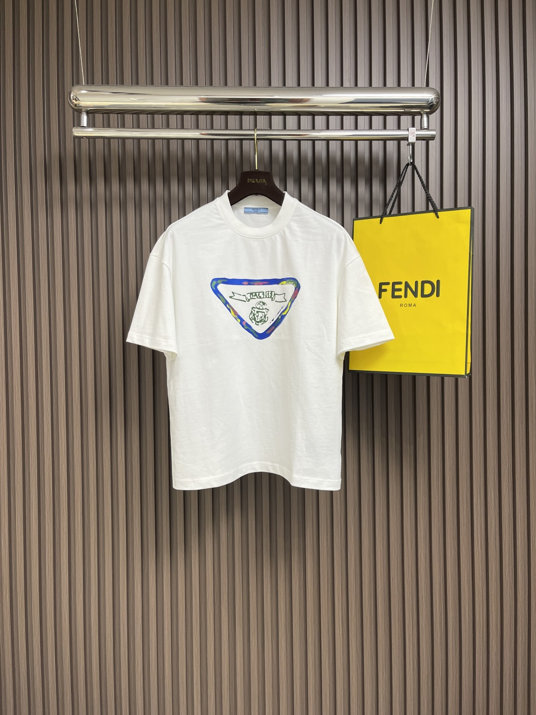 NO:522661,Prada 2025ss early spring new graffiti design classic triangle short-sleeved T-shirt, minimalist style T-shirt, decorated with a brand-style brand logo triangle crow design. The fabric is made of 270 grams of 32 double yarn long velvet cotton, the style is hard and washed without deformation. The three standards are complete. Sizes M-XXL, prada, T-shirt,tees, t-shirt,alexander wang19860909Prada 2025ss早春新款涂鸦设计经典三角短袖t恤,极简版型t恤,饰以极具品牌风品牌logo三角鸦设计 面料取用270克32支双纱长绒棉,版型硬挺就洗不变形.三标齐全.尺码M-XXL,,prada,T-shirt,tees，t-shirt,alexander wang,Men's clothing