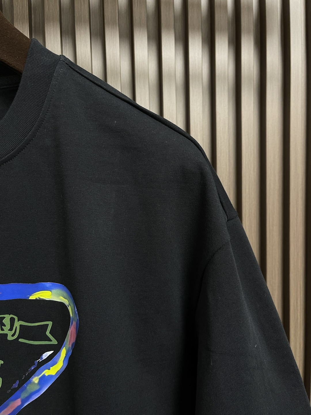 🛒🛒Prada 2025ss早春新款涂鸦设计经典三角短袖t恤，极简版型t恤，饰以极具品牌风品牌logo三