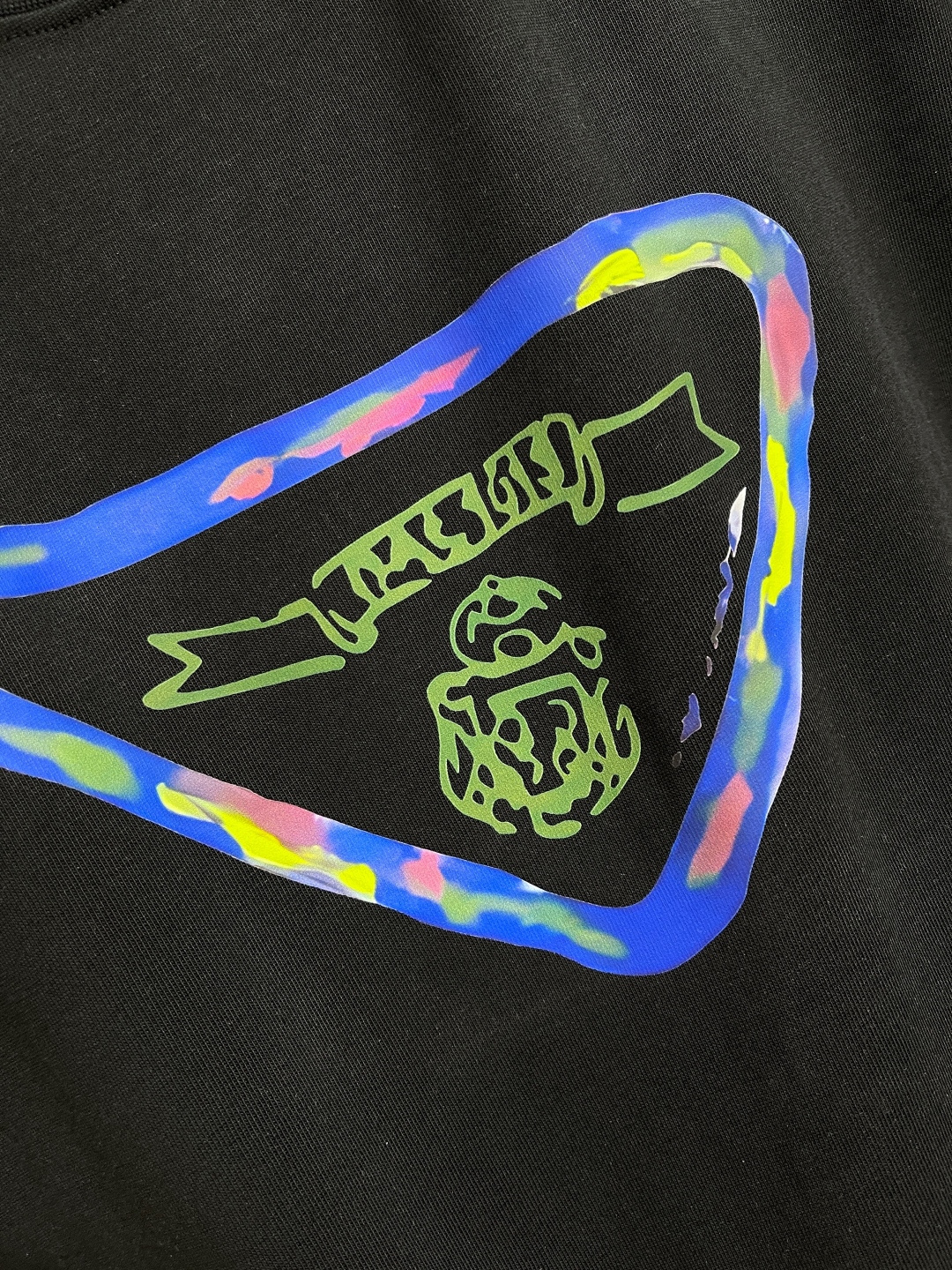 🛒🛒Prada 2025ss早春新款涂鸦设计经典三角短袖t恤，极简版型t恤，饰以极具品牌风品牌logo三