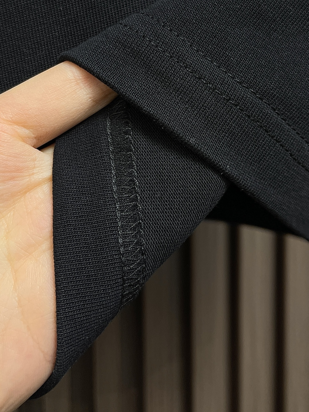 🛒🛒Prada 2025ss早春新款涂鸦设计经典三角短袖t恤，极简版型t恤，饰以极具品牌风品牌logo三