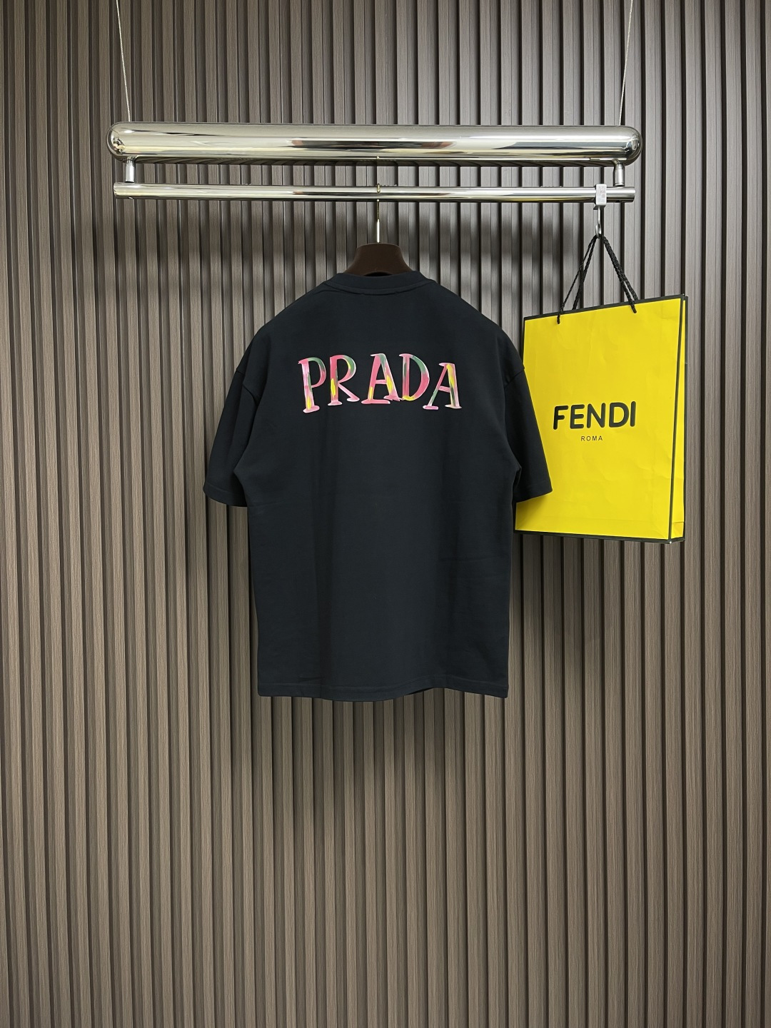 🛒🛒Prada 2025ss早春新款涂鸦设计经典三角短袖t恤，极简版型t恤，饰以极具品牌风品牌logo三