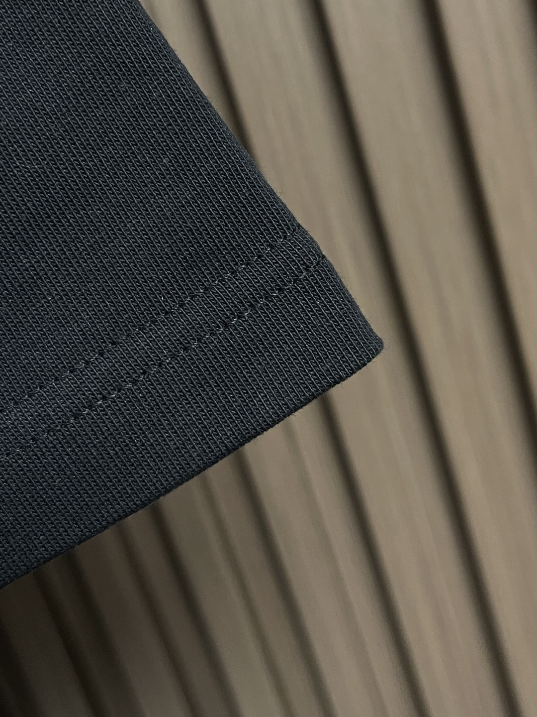 🛒🛒Prada 2025ss早春新款涂鸦设计经典三角短袖t恤，极简版型t恤，饰以极具品牌风品牌logo三