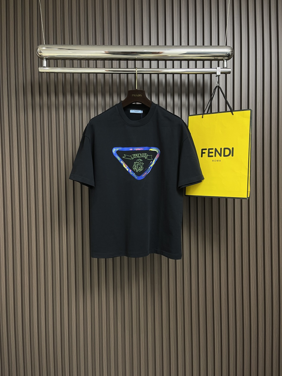 🛒🛒Prada 2025ss早春新款涂鸦设计经典三角短袖t恤，极简版型t恤，饰以极具品牌风品牌logo三