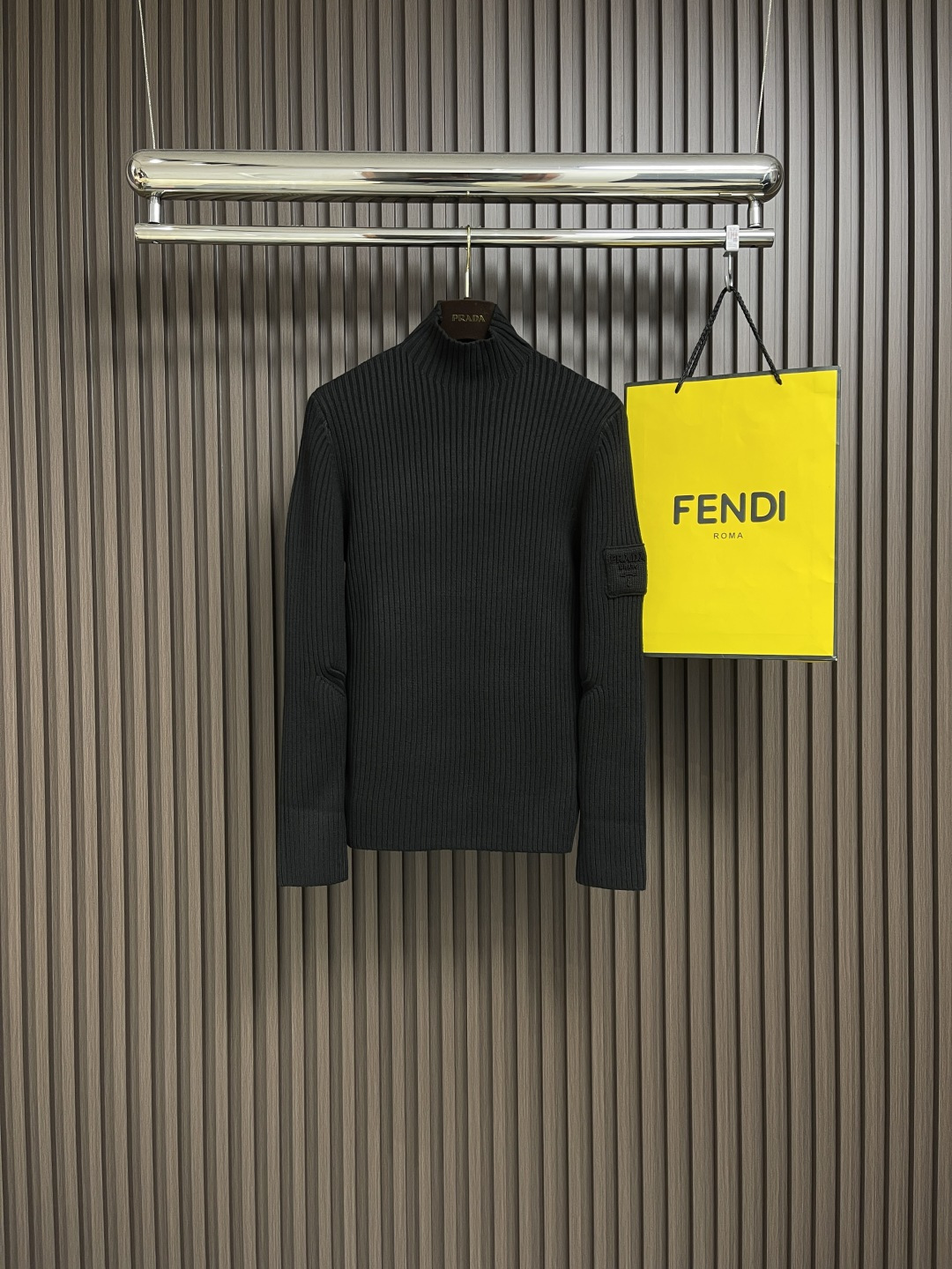 NO:117003,Support after-sales after-sales prada half-turtleneck sweater This wool sweater is made of a slim fit and a half-turtleneck design, with exquisite details and exquisite craftsmanship. A new interpretation of a unique silhouette is added with a signature embossed metal letter logo. The style is simple and exquisite. Size S-M-L, prada, sweaters, alexander wang19860909支持年后售后 prada 半高领毛衣 这款羊毛毛衣采用修身版型与半高领设计,细节精致 工艺考究 以螺纹针织全新诠释别样廓形 加入标志性的浮雕金属字母徽标 格调简洁而精致 尺码S-M-L,,prada,sweaters,alexander wang,Men's clothing