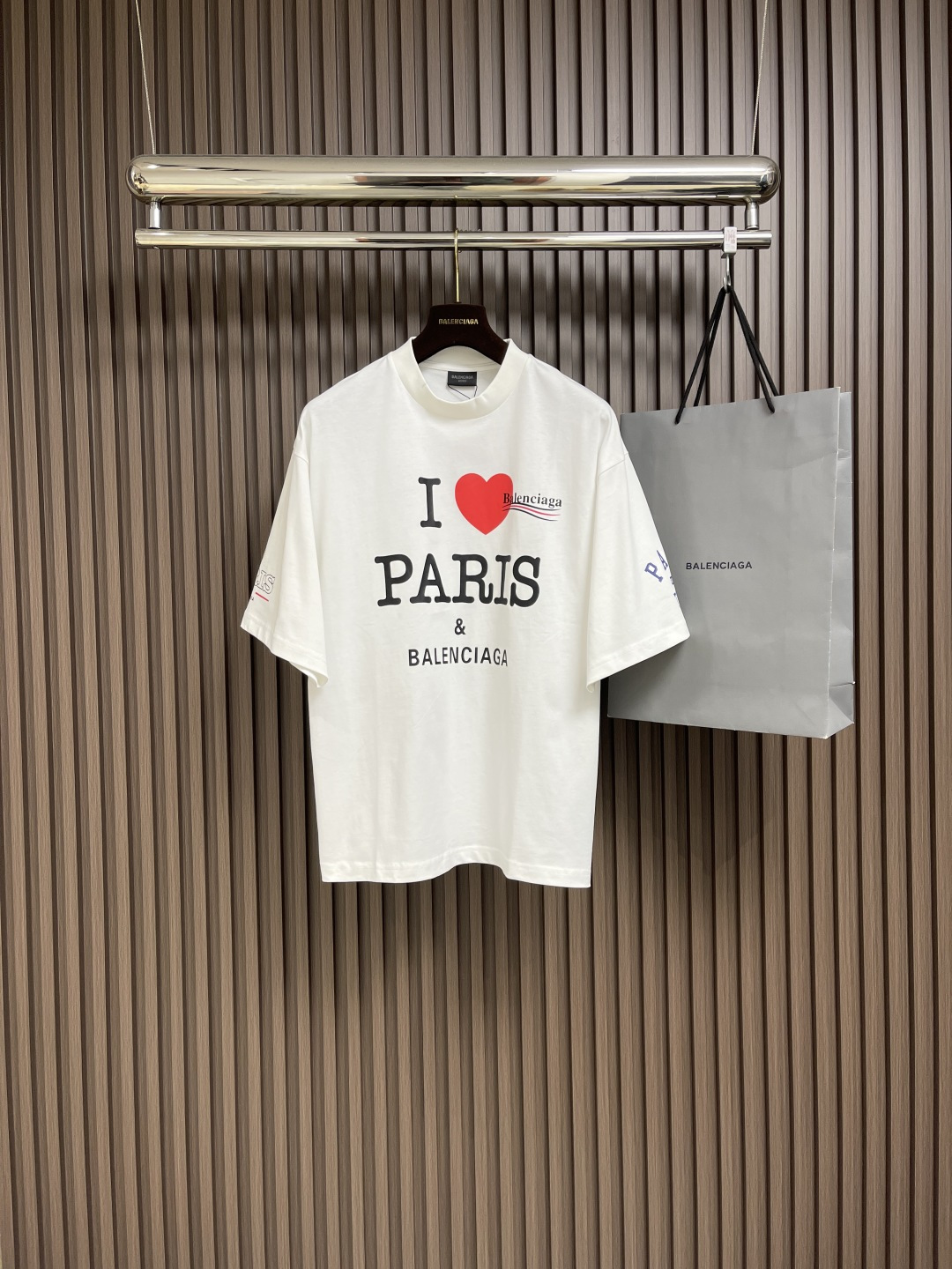 NO:117011,Supports the after-sales after-sales balenciaga 2025SS new short-sleeved T-shirt, front and back left and right sleeves i love paris & balenciaxx art printed short-sleeved T-shirt.  The first time to develop genuine products, Huanyin comparison!  The fabric is made of Paris zp fixed-woven and dyed cotton double yarn. The weight is 260 grams and the cloth is clean.  The fabric is clear, soft and comfortable, and the threads are fixed dyed without color difference. The printing is made of environmentally friendly imported materials.  The letters are clear and the effect is three-dimensional. The style adopts the os loose shoulder-down style.  Same size S-XL, balenciaga, T-shirt,tees, t-shirt,alexander wang19860909支持年后售后 balenciaga 2025SS新款短袖T恤,前面后面左右袖i love paris&balenciaxx艺术印花短袖t恤．第一时间正品研制,欢印对比！面料采用巴黎zp定织定染全棉双纱.克重260克,布面干净．布纹清晰,柔软舒适,.螺纹采用定染无色差.印花采用环保进口材料．字母清晰,效果立体.版型采用os宽松落肩版型．男女同款 尺码S-XL,,balenciaga,T-shirt,tees，t-shirt,alexander wang,Men's clothing