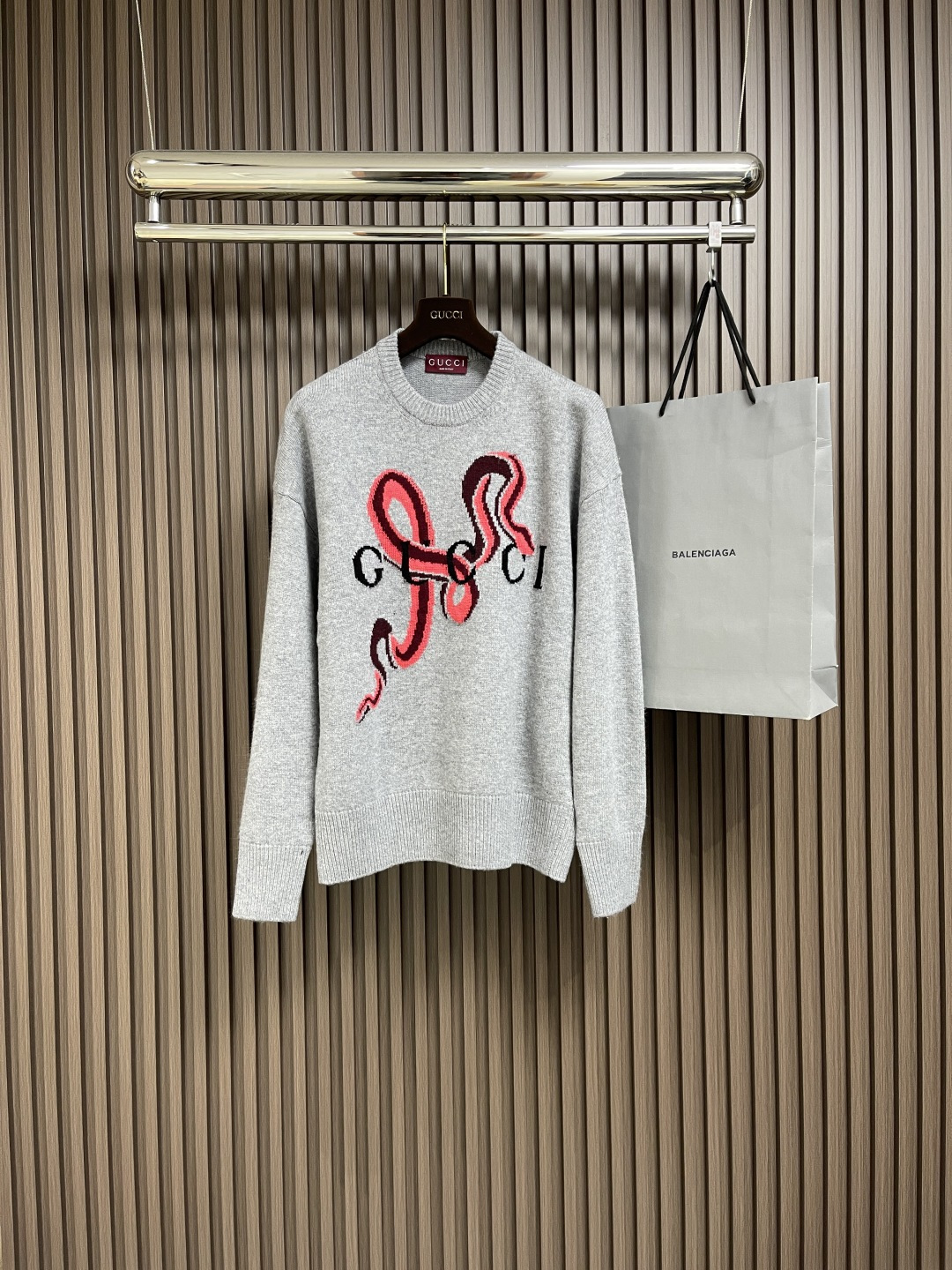 NO:117021,Support after-sales after-sales of the year. GUCCI 2025ss New Year's special snake-shaped pattern jacquard knit sweater, with ingenious jacquard details, which complement the brand logo, adding color to a variety of ready-to-wear items in the early spring series of 2025. On this wool cashmere-blend knitted pullover, the image is embellished on the body in the form of inlay, embellishing the gucci logo. The same style for men and women. Size S-XL, gucci, sweaters, alexander wang19860909支持年后售后 GUCCI 2025ss新年特别款蛇型图案提花针织毛衣,提花细节匠心呈现,与品牌标识相映成趣,为2025早春系列的多款成衣单品增色添彩.在这款羊毛山羊绒混纺针织套衫上,该形象以嵌花形式点缀于衣身,缀饰gucci标识.男女同款.尺码S-XL,,gucci,sweaters,alexander wang,Men's clothing