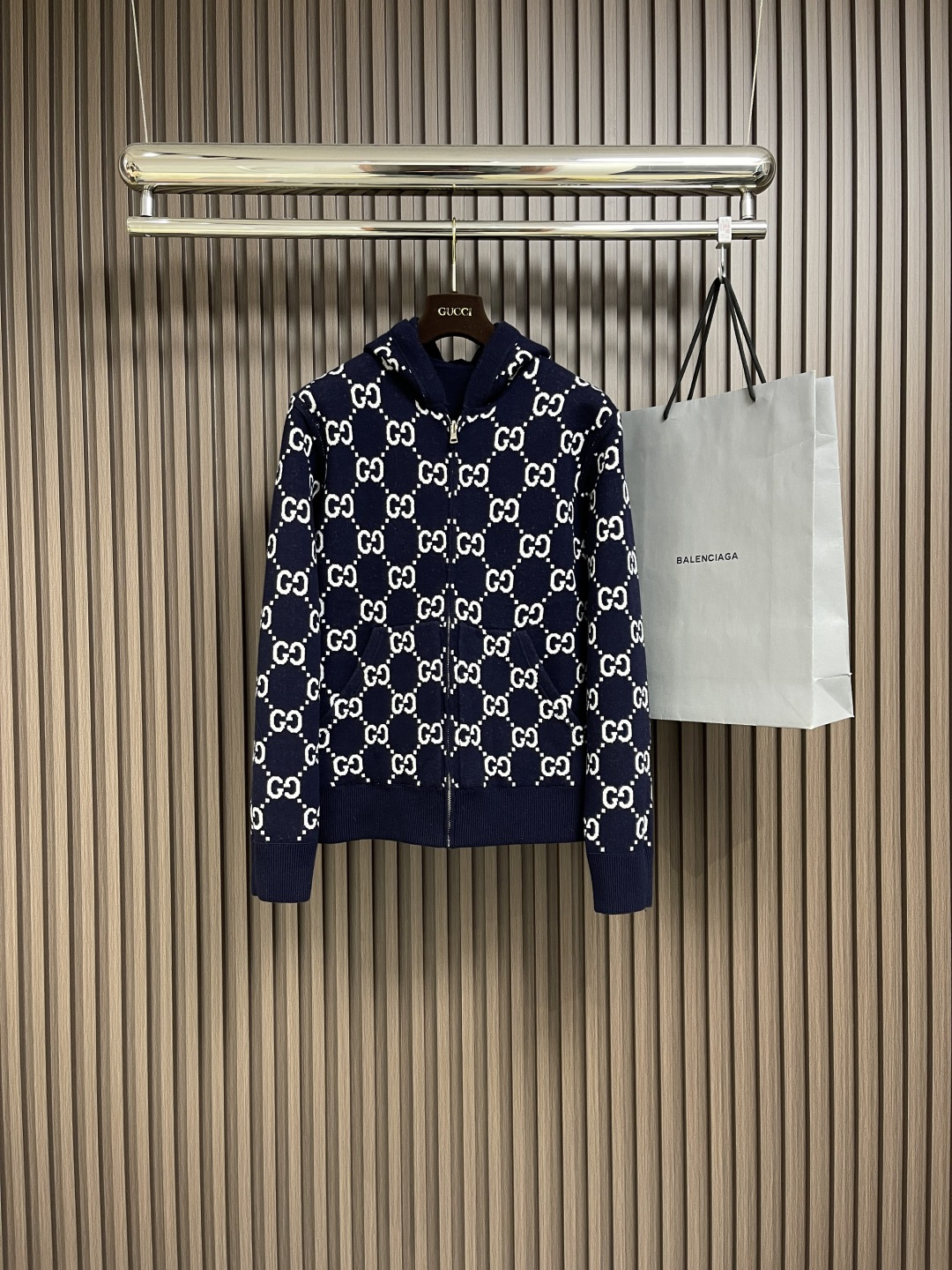 NO:117024,Support after-sales service GUCCI 2025ss new double-sided zippered hooded jacket, one side is made of navy blue wool, and the other side is selected to make the gg wool. The details of the red and blue webbing lifting ring make the entire silhouette more complete. Size S-XL, gucci, jackets & coats, hats, alexander wang19860909支持年后售后 GUCCI 2025ss新款双面拉链连帽夹克,一面以藏青色羊毛匠心打造,另一面甄选亮眼的gg羊毛制作.红蓝织带提环细节令整个廓形更臻完满.尺码S-XL,,gucci,jackets & coats,hats,alexander wang,Men's clothing