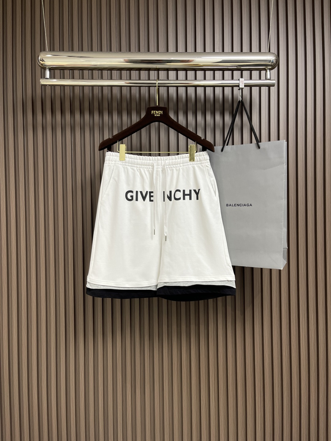 NO:117010,Support after-sales after-sales Givenchy 2025ss early spring letter logo logo shorts, specially ordered fabric loose straight-fitting, full set of accessories for opening and closing hardware accessories, made of original double-sided fabric 32s high-definition combed cotton wool   10s wool grinding base 340g made of fleece fabric, the fabric is pulled out to form a wool grinding effect, making it soft, comfortable and warm. In addition, it also has good moisture absorption and breathability, can quickly discharge sweat during exercise and keep the body dry and comfortable. Size S-XL, given, shorts, alexander wang19860909支持年后售后 Givenchy 2025ss早春字母logo标识短裤,特订面料宽松直筒版型,开合五金配件全套辅料配备 采用原版双面面料制作 32s高密精梳棉绒＋10s抓毛底340g 采用抓绒面料制作,面料是通过将纱线毛羽拉出来形成抓毛效果,使其具有柔软、舒适、保暖的特点,此外它还具有较好的吸湿性和透气性 可以在运动中快速排出汗液 保持身体干燥舒适.尺码S-XL,,givenchy,shorts,alexander wang,Men's clothing