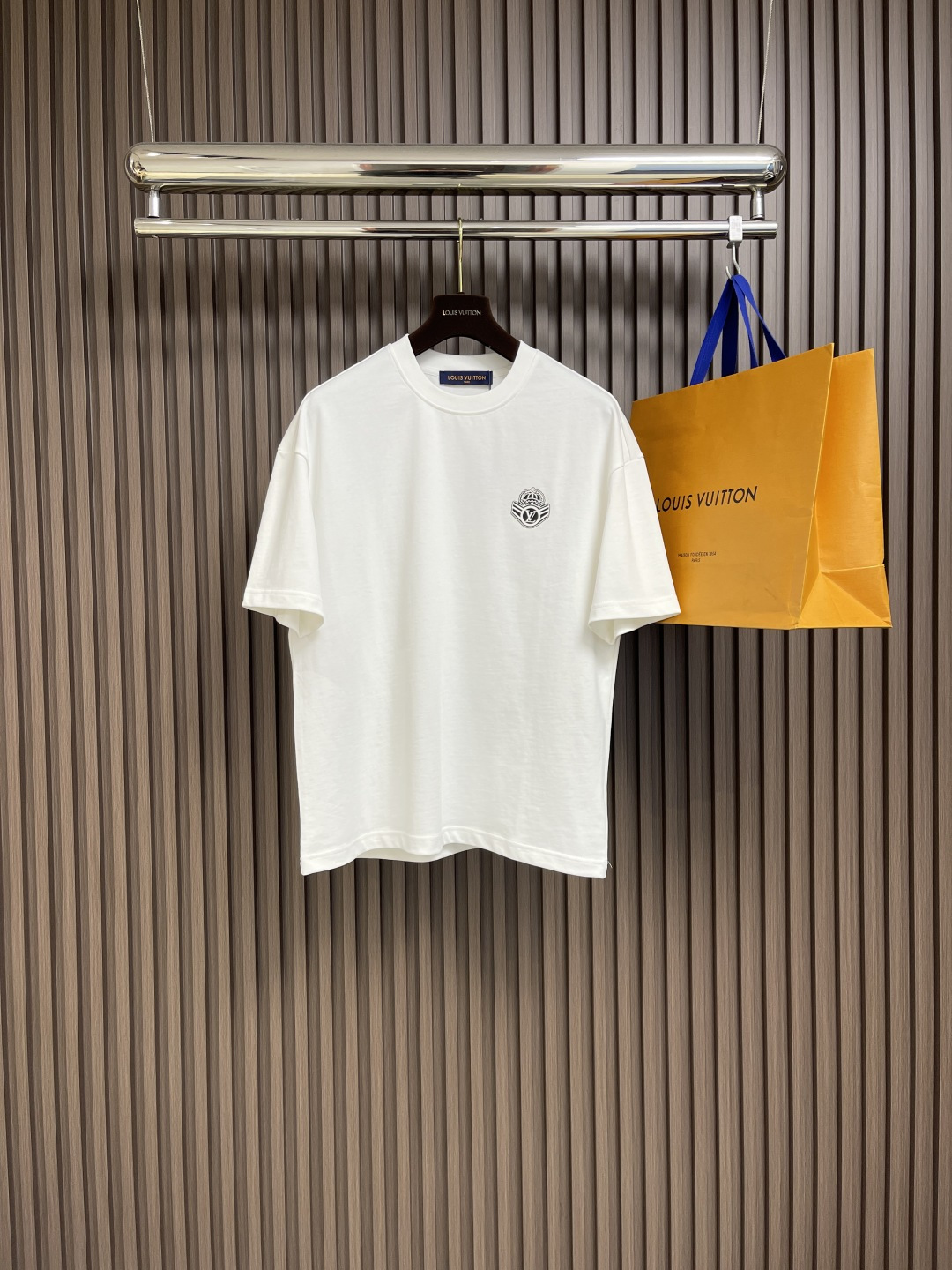 NO:120258,LV 2025ss early spring printed logo pure cotton wide round neck men's short-sleeved T-shirt, the new season and new series cleverly integrate the logo into the design, shaping a series of sports style items full of retro style. On this versatile T-shirt, a pattern with a hint of nostalgic meaning is presented in the body in a low-key manner. The original version is preferred to develop double-stranded cotton plain fabric, with wide and comfortable upper body, and the outside and inner wear are casually matched S-XXL Size bust 108cm, shoulder width 55cm, length 68.5cm, size M bust 112cm, shoulder width 57cm, length 70.5cm, L bust 116cm, shoulder width 59cm, length 72.5cm, XL bust 120cm, shoulder width 60cm, length 74.5cm, XXL bust 124cm  Shoulder width 61cm, 76cm, louis vuitton, T-shirt,tees, t-shirt,alexander wang19860909LV 2025ss 早春印花logo纯棉质阔版圆领男士短袖t恤,新季新推系列将标识巧妙融入设计,塑就一系列充满复古风情的运动风单品.在这款百搭t恤上,带着一丝怀旧意蕴的图案低调呈现于衣身,优选特定原版开发双股精棉平纹面料,上身挺阔舒适度佳,外穿内搭随意搭配 尺码S-XXL S码胸围108cm 肩宽55cm 衣长68.5cm M码胸围112cm 肩宽57cm 衣长70.5cm L码胸围116cm 肩宽59cm 衣长72.5cm XL码胸围120cm 肩宽60cm 衣长74.5cm XXL码胸围124cm 肩宽61cm 衣长76cm,,louis vuitton,T-shirt,tees，t-shirt,alexander wang,Men's clothing