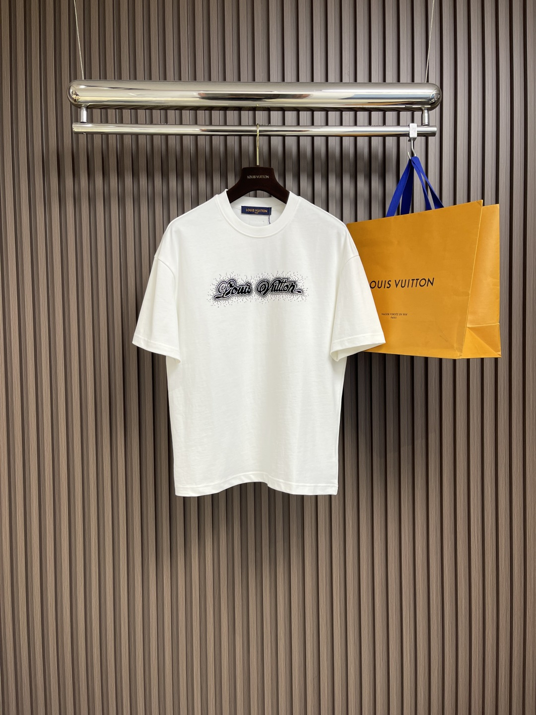 NO:126583,LV printed short-sleeved T-shirt adopts digital technology. Inkjet printing can achieve complex patterns and rich colors, spray ink evenly onto the surface of the fabric to form high-precision printing patterns. Drying and vaporization can promote the full combination of ink and fabric fibers, improve the firmness and brightness of color, and high-precision printing ensures the clarity and detail of the printing patterns. Size S-XXL Size bust 108cm Shoulder width 55cm Long 68.5cm M Size bust 112cm Shoulder width 57cm Long 70.5cm L Size bust 116cm Shoulder width 59cm Long 72.5cm XL Size bust 120cm Shoulder width 60cm Long 74.5cm XXL Size bust 124cm Shoulder width 61cm Long 76cm, louis  vuitton, T-shirt,tees, t-shirt,alexander wang19860909LV 印花短袖T恤,采用了数码技术,喷墨印花可以实现复杂的图案和丰富的色彩,将墨水均匀喷射到织物表面,形成高精度的印花图案.烘干和蒸化可以促使墨水与织物纤维充分结合,提高色彩的牢固度和鲜艳度,高精度打印确保印花图案的清晰度和细节表现.尺码S-XXL S码胸围108cm 肩宽55cm 衣长68.5cm M码胸围112cm 肩宽57cm 衣长70.5cm L码胸围116cm 肩宽59cm 衣长72.5cm XL码胸围120cm 肩宽60cm 衣长74.5cm XXL码胸围124cm 肩宽61cm 衣长76cm,,louis vuitton,T-shirt,tees，t-shirt,alexander wang,Men's clothing