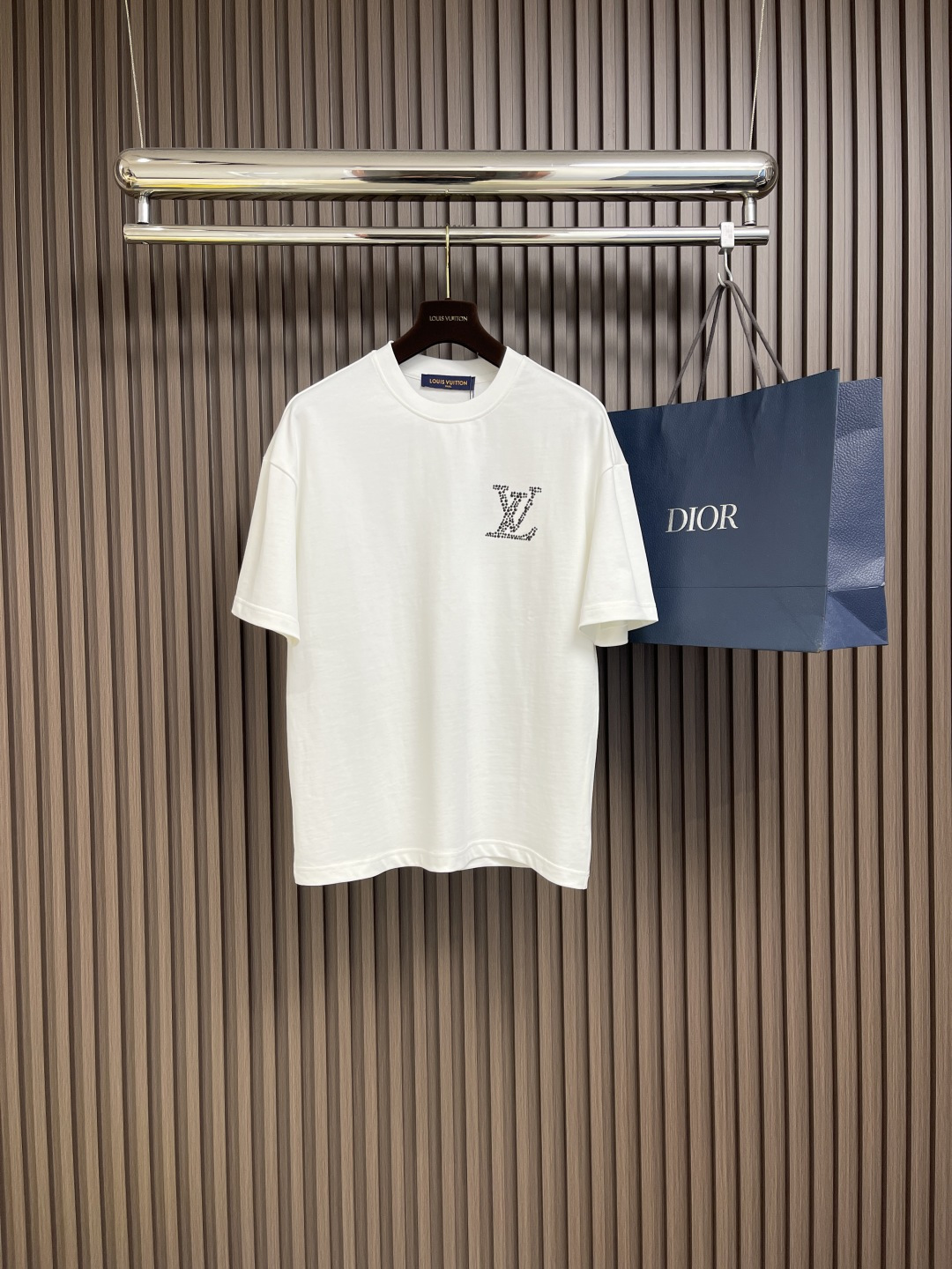 NO:126581,LV pearl nail round neck short-sleeved T-shirt, flat woven pure cotton high-quality cotton fabric, 15s flat woven high-quality cotton, 230g; paired with 32s double yarn thread, 300g. The fabric is made of high-quality pure cotton fabric woven with plain weft structure. The characteristics of this fabric include vertical intersection of warp and weft yarns, clear texture on the fabric, soft texture, comfortable wearing, good moisture absorption, strong breathability, not easy to deform, wash and wear, etc. Size S-XXL Size bust 108cm Shoulder width 55cm Long 68.5cm M Size bust 112cm Shoulder width 57cm Long 70.5cm L Size bust 116cm Shoulder width 59cm Long 72.5cm XL Size bust 120cm Shoulder width 60cm Long 74.5cm  XXL size bust 124cm shoulder width 61cm clothing length 76cm, louis vuitton, T-shirt,tees, t-shirt,alexander wang19860909LV 珍珠钉圆领短袖t恤,平织纯棉优质棉面料、采用15s平织优质棉,230g；搭配32s双纱拉架螺纹,300g.面料采用平纹组织方式织造的品质优良的纯棉面料.这种面料的特点包括经纬纱线垂直相交,布面经纬纱线纹理清晰,手感柔软,穿着舒适,吸湿性好,透气性强,不易变形,耐洗耐穿等.尺码S-XXL S码胸围108cm 肩宽55cm 衣长68.5cm M码胸围112cm 肩宽57cm 衣长70.5cm L码胸围116cm 肩宽59cm 衣长72.5cm XL码胸围120cm 肩宽60cm 衣长74.5cm XXL码胸围124cm 肩宽61cm 衣长76cm,,louis vuitton,T-shirt,tees，t-shirt,alexander wang,Men's clothing