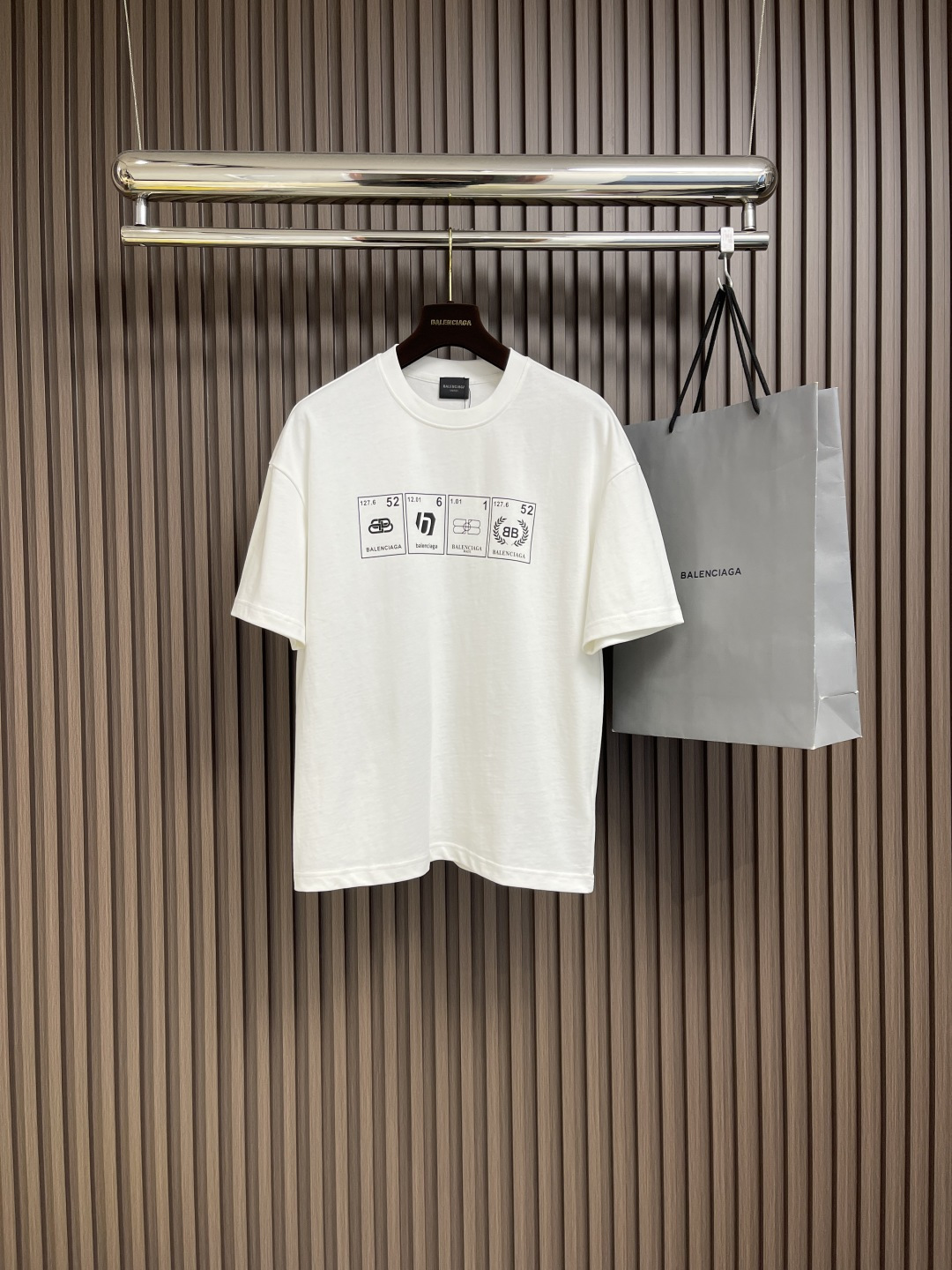 NO:120260,Balenciaga printed logo round neck short-sleeved T-shirt, fixed weaving and dyeing 100% pure cotton double-strand fabric, laundry washing water, front and back high-definition scanning pattern perfectly restored laser positioning machine printing, neckline ribbed fabric fixed weaving and dyeing, overall line is straight and delicate, the fabric is comfortable and soft, the color is consistent and no color difference, customized auxiliary materials. Size S-XXL S bust 108cm Shoulder width 55cm Long 68.5cm Size M bust 112cm Shoulder width 57cm Long 70.5cm L bust 116cm Shoulder width 59cm Long 72.5cm XL bust 120cm Shoulder width 60cm Long 74.5cm XXL bust 124cm Shoulder width 61cm  Clothes length 76cm, balenciaga, T-shirt,tees, t-shirt,alexander wang19860909Balenciaga 印花logo圆领短袖T恤,定织定染百分百纯棉双股面料 成衣洗水 前后幅高清扫描图案完美还原激光定位机印 领口罗纹面料定织定染色 整体走线平直细腻 面料舒适柔软 颜色一致无色差,定制辅料.尺码S-XXL S码胸围108cm 肩宽55cm 衣长68.5cm M码胸围112cm 肩宽57cm 衣长70.5cm L码胸围116cm 肩宽59cm 衣长72.5cm XL码胸围120cm 肩宽60cm 衣长74.5cm XXL码胸围124cm 肩宽61cm 衣长76cm,,balenciaga,T-shirt,tees，t-shirt,alexander wang,Men's clothing