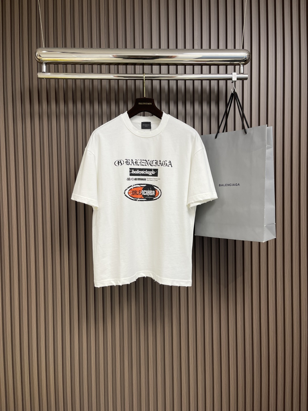 NO:120262,Balenciaga 2025ss early spring new printed short-sleeved T-shirt adopts water slurry penetration printing process, which is a printing technology that can achieve high permeability. The penetration paste will be evenly applied to the surface of the fabric, and then dry it into a film by ultraviolet curing, etc. The effect of washing and rupture can make the clothes show a better visual effect and feel through different washing processes; it can be matched with the same style to create a fashionable shape, control various occasions, customize auxiliary materials, complete three standards, and the same style for men and women. Size S-XXL S-Size bust 108cm Shoulder width 55cm Long 68.5cm M Size bust 112cm Shoulder width 57cm Long 70.5cm L Size bust 116cm Shoulder width 59cm Long 72.5cm XL Size bust 120cm Shoulder width 60cm Shoulder width 60cm  Clothes length 74.5cm, XXL size bust 124cm, shoulder width 61cm, Clothes length 76cm,,balenciaga,T-shirt,tees,t-shirt,alexander wang19860909balenciaga 2025ss早春新款印花短袖T恤,采用水浆渗透印花工艺是一种能够实现高渗透率的印花技术.渗透浆会均匀地涂布在织物表面上,然后通过紫外线固化等方式使其干燥成膜,水洗破洞效果在通过不同的水洗工艺可以使衣物呈现出更好的视觉效果和手感；能与同款搭配营造时尚造型,驾驭各种场合,定制辅料,三标齐全,男女同款.尺码S-XXL S码胸围108cm 肩宽55cm 衣长68.5cm M码胸围112cm 肩宽57cm 衣长70.5cm L码胸围116cm 肩宽59cm 衣长72.5cm XL码胸围120cm 肩宽60cm 衣长74.5cm XXL码胸围124cm 肩宽61cm 衣长76cm,,balenciaga,T-shirt,tees，t-shirt,alexander wang,Men's clothing