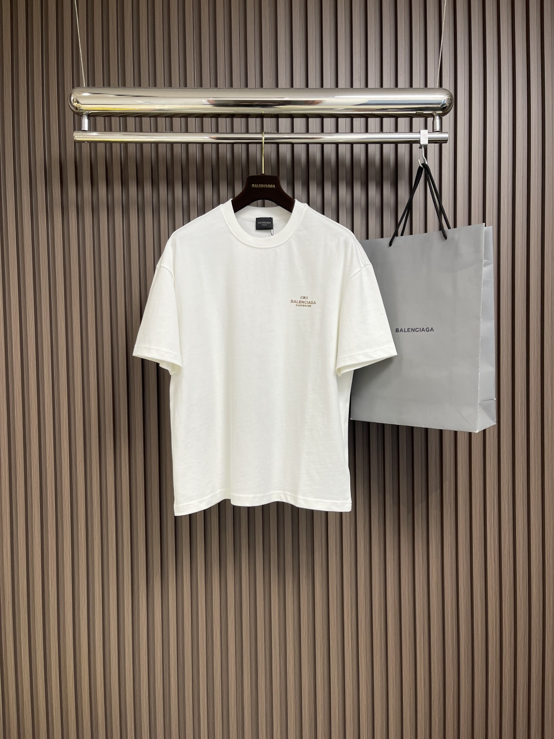 NO:126561,Balenciaga printed logo round neck short-sleeved T-shirt, fixed weaving and dyeing 100% pure cotton double-strand fabric, laundry washing water, front and back high-definition scanning pattern perfectly restored laser positioning machine printing, neckline ribbed fabric fixed weaving and dyeing, overall line is straight and delicate, the fabric is comfortable and soft, the color is consistent and no color difference, customized auxiliary materials. Size S-XXL S bust 108cm Shoulder width 55cm Long 68.5cm Size M bust 112cm Shoulder width 57cm Long 70.5cm L bust 116cm Shoulder width 59cm Long 72.5cm XL bust 120cm Shoulder width 60cm Long 74.5cm XXL bust 124cm Shoulder width 61cm  Clothes length 76cm, balenciaga, T-shirt,tees, t-shirt,alexander wang19860909Balenciaga 印花logo圆领短袖T恤,定织定染百分百纯棉双股面料 成衣洗水 前后幅高清扫描图案完美还原激光定位机印 领口罗纹面料定织定染色 整体走线平直细腻 面料舒适柔软 颜色一致无色差,定制辅料.尺码S-XXL S码胸围108cm 肩宽55cm 衣长68.5cm M码胸围112cm 肩宽57cm 衣长70.5cm L码胸围116cm 肩宽59cm 衣长72.5cm XL码胸围120cm 肩宽60cm 衣长74.5cm XXL码胸围124cm 肩宽61cm 衣长76cm,,balenciaga,T-shirt,tees，t-shirt,alexander wang,Men's clothing