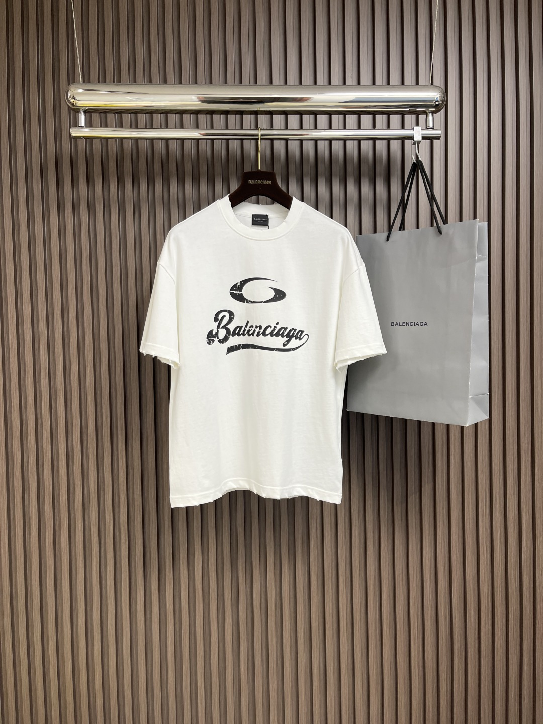 NO:120286,Balenciaga 2025ss early spring new printed short-sleeved T-shirt adopts water slurry penetration printing process, which is a printing technology that can achieve high permeability. The permeation slurry will be evenly applied to the surface of the fabric, and then it is dried and formed into a film by ultraviolet curing, etc. The effect of the water-washing hole can make the clothes have a better visual effect and feel through different washing processes; it can be matched with the same style to create a fashionable look, control various occasions, customize auxiliary materials, complete three standards, the same style for men and women. Size S-XXL S-Size bust 108cm Shoulder width 55cm Long 68.5cm M Size bust 112cm Shoulder width 57cm Long 70.5cm L Size bust 116cm Shoulder width 59cm Long 72.5cm XL Size bust 120cm Shoulder width 60cm Shoulder width 60cm  Clothes length 74.5cm, XXL size bust 124cm, shoulder width 61cm, Clothes length 76cm,,balenciaga,T-shirt,tees,t-shirt,alexander wang19860909balenciaga 2025ss早春新款印花短袖T恤,采用水浆渗透印花工艺是一种能够实现高渗透率的印花技术.渗透浆会均匀地涂布在织物表面上,然后通过紫外线固化等方式使其干燥成膜,水洗破洞效果在通过不同的水洗工艺可以使衣物呈现出更好的视觉效果和手感；能与同款搭配营造时尚造型,驾驭各种场合,定制辅料,三标齐全,男女同款.尺码S-XXL S码胸围108cm 肩宽55cm 衣长68.5cm M码胸围112cm 肩宽57cm 衣长70.5cm L码胸围116cm 肩宽59cm 衣长72.5cm XL码胸围120cm 肩宽60cm 衣长74.5cm XXL码胸围124cm 肩宽61cm 衣长76cm,,balenciaga,T-shirt,tees，t-shirt,alexander wang,Men's clothing