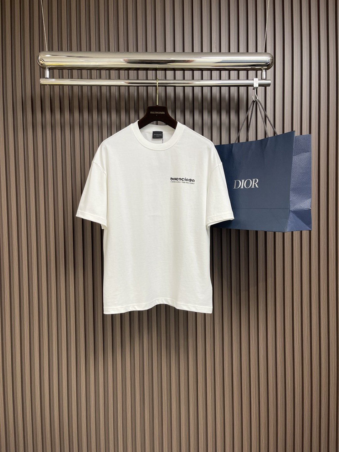 NO:126564,Balenciaga printed logo round neck short-sleeved T-shirt, fixed weaving and dyeing 100% pure cotton double-strand fabric, laundry washing water, front and back high-definition scanning pattern perfectly restored laser positioning machine printing, neckline ribbed fabric fixed weaving and dyeing, overall line is straight and delicate, the fabric is comfortable and soft, the color is consistent and no color difference, customized auxiliary materials. Size S-XXL S bust 108cm Shoulder width 55cm Long 68.5cm Size M bust 112cm Shoulder width 57cm Long 70.5cm L bust 116cm Shoulder width 59cm Long 72.5cm XL bust 120cm Shoulder width 60cm Long 74.5cm XXL bust 124cm Shoulder width 61cm  Clothes length 76cm, balenciaga, T-shirt,tees, t-shirt,alexander wang19860909Balenciaga 印花logo圆领短袖T恤,定织定染百分百纯棉双股面料 成衣洗水 前后幅高清扫描图案完美还原激光定位机印 领口罗纹面料定织定染色 整体走线平直细腻 面料舒适柔软 颜色一致无色差,定制辅料.尺码S-XXL S码胸围108cm 肩宽55cm 衣长68.5cm M码胸围112cm 肩宽57cm 衣长70.5cm L码胸围116cm 肩宽59cm 衣长72.5cm XL码胸围120cm 肩宽60cm 衣长74.5cm XXL码胸围124cm 肩宽61cm 衣长76cm,,balenciaga,T-shirt,tees，t-shirt,alexander wang,Men's clothing