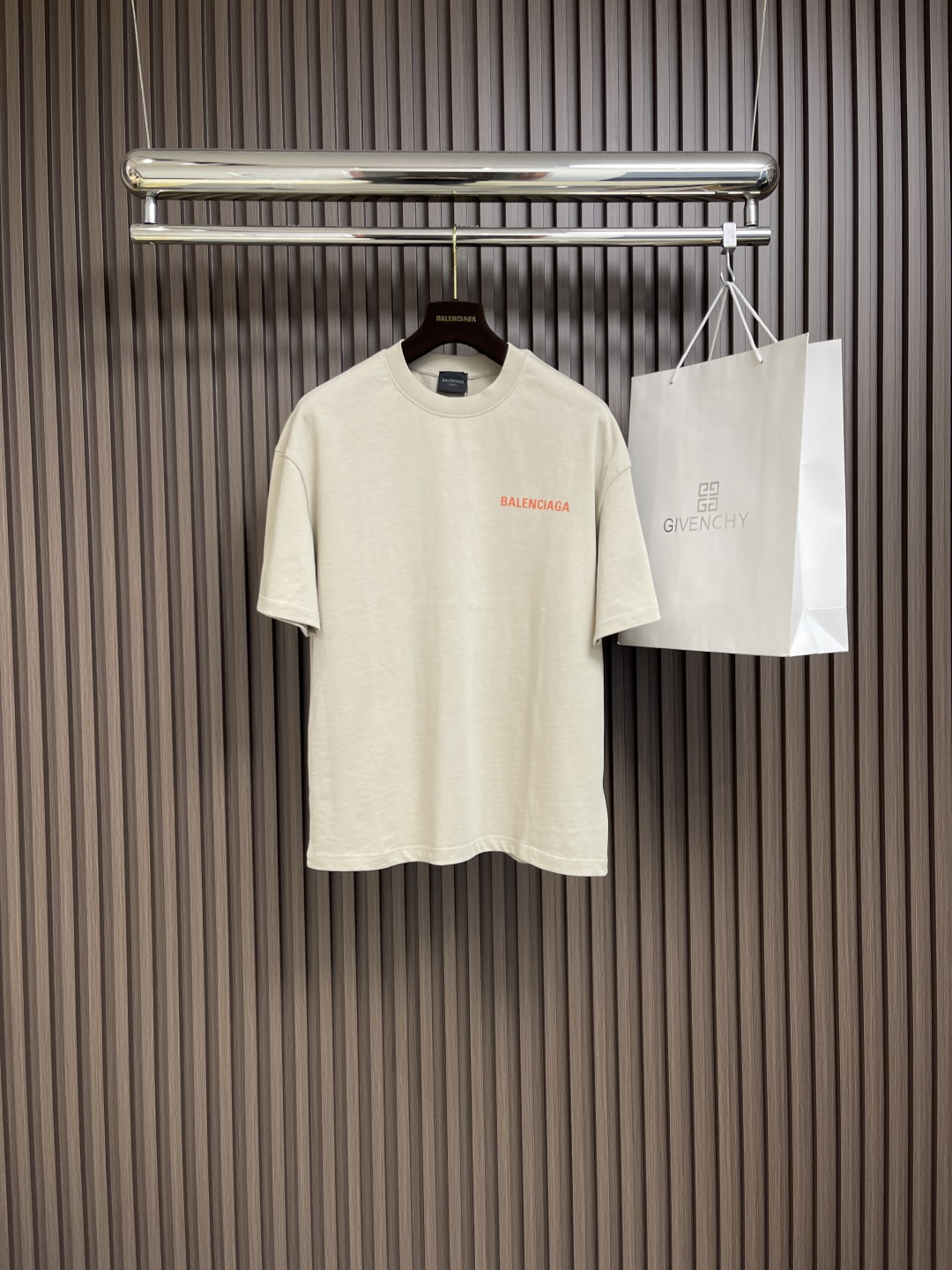 NO:120264,Balenciaga printed logo round neck short-sleeved T-shirt, fixed weaving and dyeing 100% pure cotton double-strand fabric, laundry washing water, front and back high-definition scanning pattern perfectly restored laser positioning machine printing, neckline ribbed fabric fixed weaving and dyeing, overall line is straight and delicate, the fabric is comfortable and soft, the color is consistent and no color difference, customized auxiliary materials. Size S-XXL S bust 108cm Shoulder width 55cm Long 68.5cm Size M bust 112cm Shoulder width 57cm Long 70.5cm L bust 116cm Shoulder width 59cm Long 72.5cm XL bust 120cm Shoulder width 60cm Long 74.5cm XXL bust 124cm Shoulder width 61cm  Clothes length 76cm, balenciaga, T-shirt,tees, t-shirt,alexander wang19860909Balenciaga 印花logo圆领短袖T恤,定织定染百分百纯棉双股面料 成衣洗水 前后幅高清扫描图案完美还原激光定位机印 领口罗纹面料定织定染色 整体走线平直细腻 面料舒适柔软 颜色一致无色差,定制辅料.尺码S-XXL S码胸围108cm 肩宽55cm 衣长68.5cm M码胸围112cm 肩宽57cm 衣长70.5cm L码胸围116cm 肩宽59cm 衣长72.5cm XL码胸围120cm 肩宽60cm 衣长74.5cm XXL码胸围124cm 肩宽61cm 衣长76cm,,balenciaga,T-shirt,tees，t-shirt,alexander wang,Men's clothing