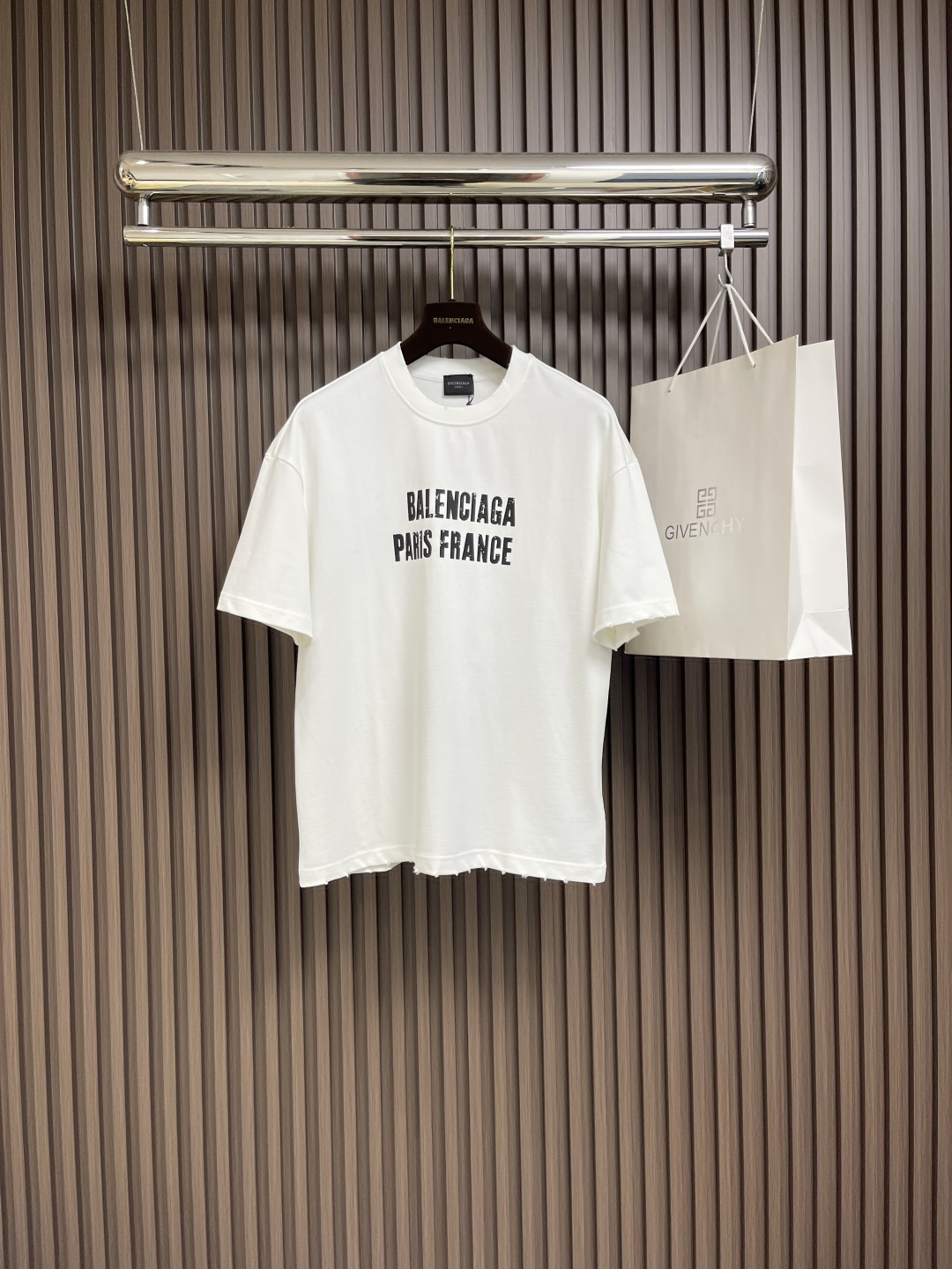 NO:120265,Balenciaga 2025ss early spring new printed short-sleeved T-shirt adopts water slurry penetration printing process, which is a printing technology that can achieve high permeability. The penetration paste will be evenly applied to the surface of the fabric, and then dry it into a film by ultraviolet curing, etc. The effect of washing and rupture can make the clothes show a better visual effect and feel through different washing processes; it can be matched with the same style to create a fashionable shape, control various occasions, customize auxiliary materials, complete three standards, and the same style for men and women. Size S-XXL S-Size bust 108cm Shoulder width 55cm Long 68.5cm M Size bust 112cm Shoulder width 57cm Long 70.5cm L Size bust 116cm Shoulder width 59cm Long 72.5cm XL Size bust 120cm Shoulder width 60cm Shoulder width 60cm  Clothes length 74.5cm, XXL size bust 124cm, shoulder width 61cm, Clothes length 76cm,,balenciaga,T-shirt,tees,t-shirt,alexander wang19860909balenciaga 2025ss早春新款印花短袖T恤,采用水浆渗透印花工艺是一种能够实现高渗透率的印花技术.渗透浆会均匀地涂布在织物表面上,然后通过紫外线固化等方式使其干燥成膜,水洗破洞效果在通过不同的水洗工艺可以使衣物呈现出更好的视觉效果和手感；能与同款搭配营造时尚造型,驾驭各种场合,定制辅料,三标齐全,男女同款.尺码S-XXL S码胸围108cm 肩宽55cm 衣长68.5cm M码胸围112cm 肩宽57cm 衣长70.5cm L码胸围116cm 肩宽59cm 衣长72.5cm XL码胸围120cm 肩宽60cm 衣长74.5cm XXL码胸围124cm 肩宽61cm 衣长76cm,,balenciaga,T-shirt,tees，t-shirt,alexander wang,Men's clothing